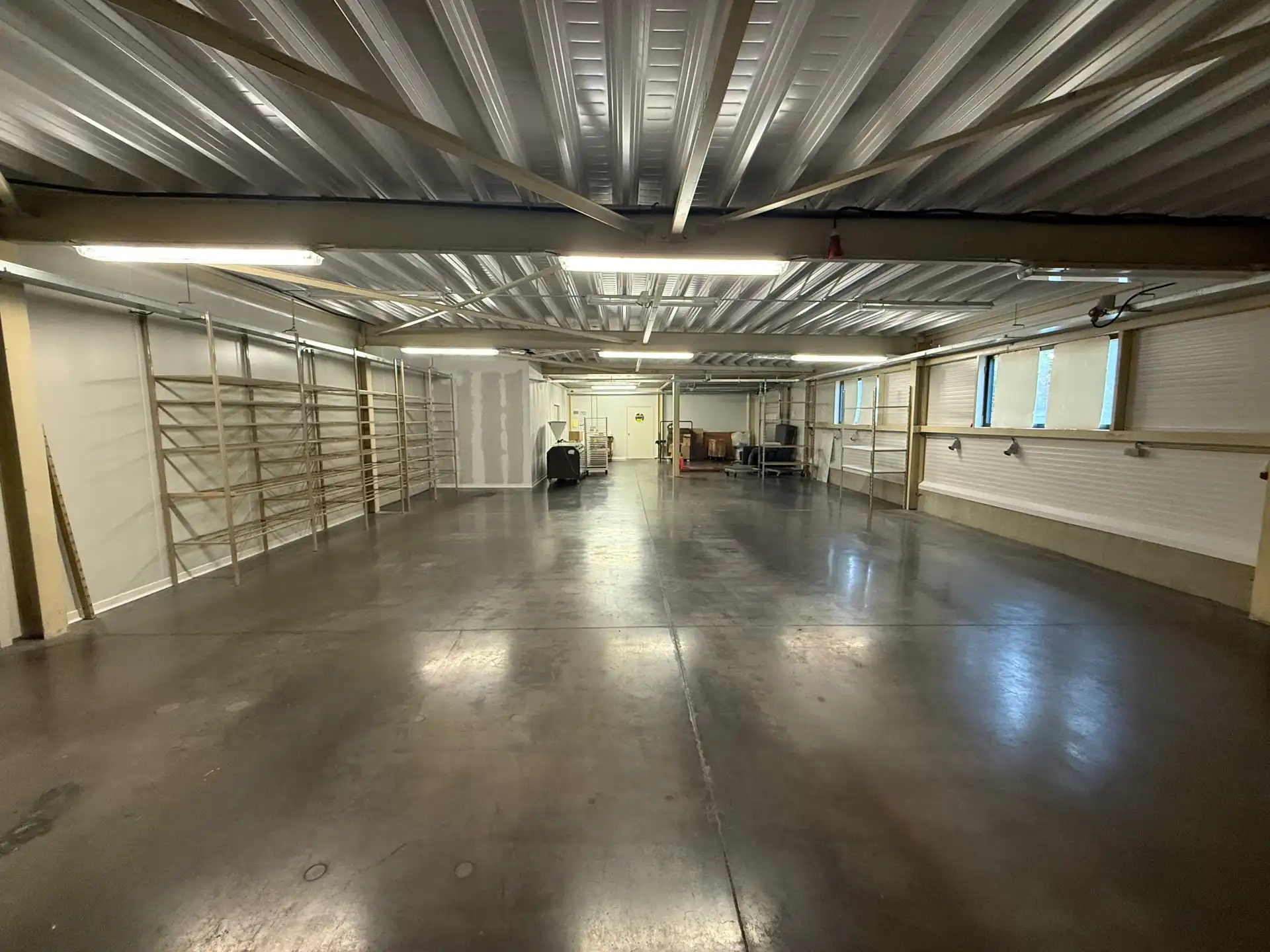 Grote opslagplaats (181m²) op interessante locatie foto 2