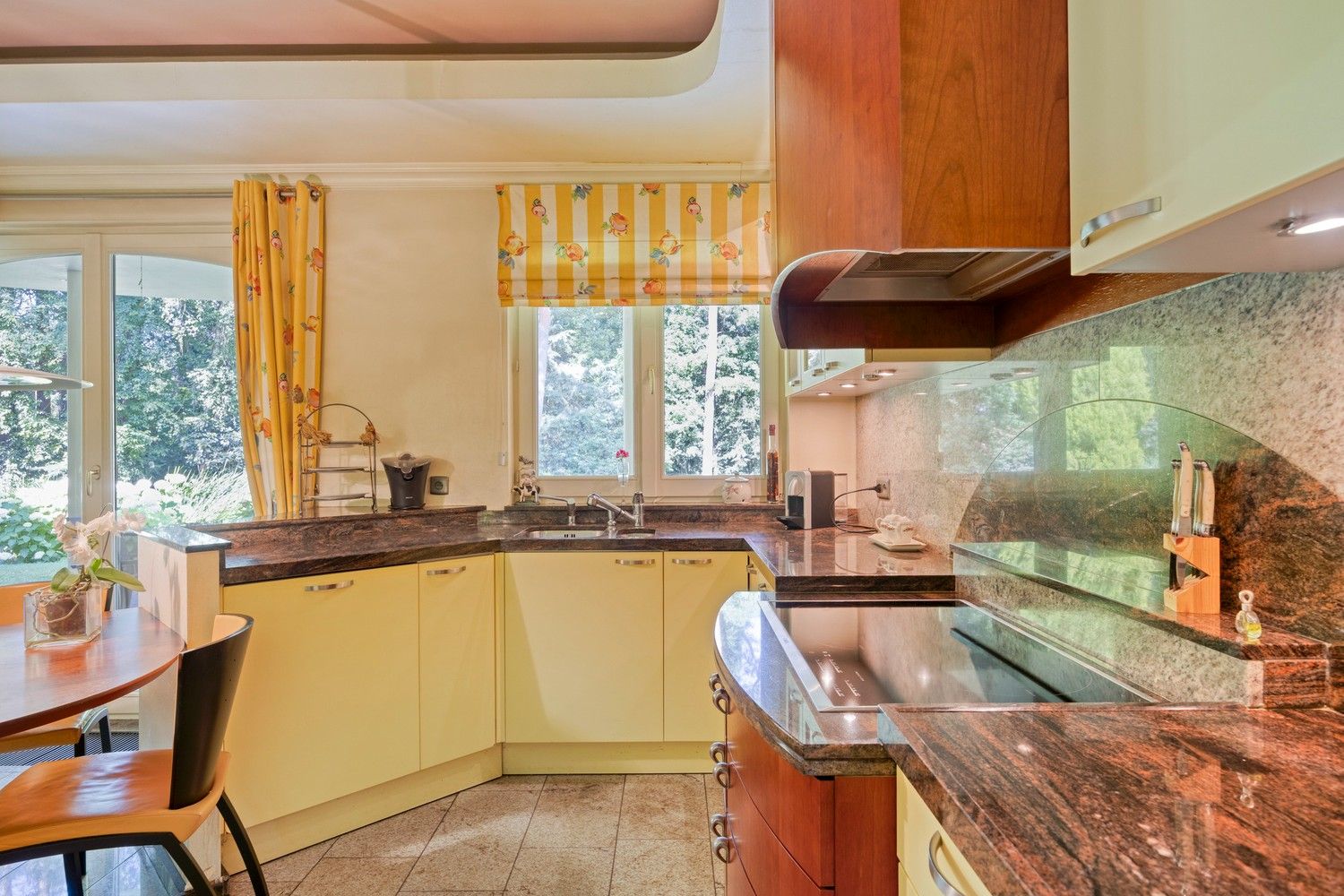 Exclusieve, royale villa in prestigieuze villawijk te Maasmechelen foto 18