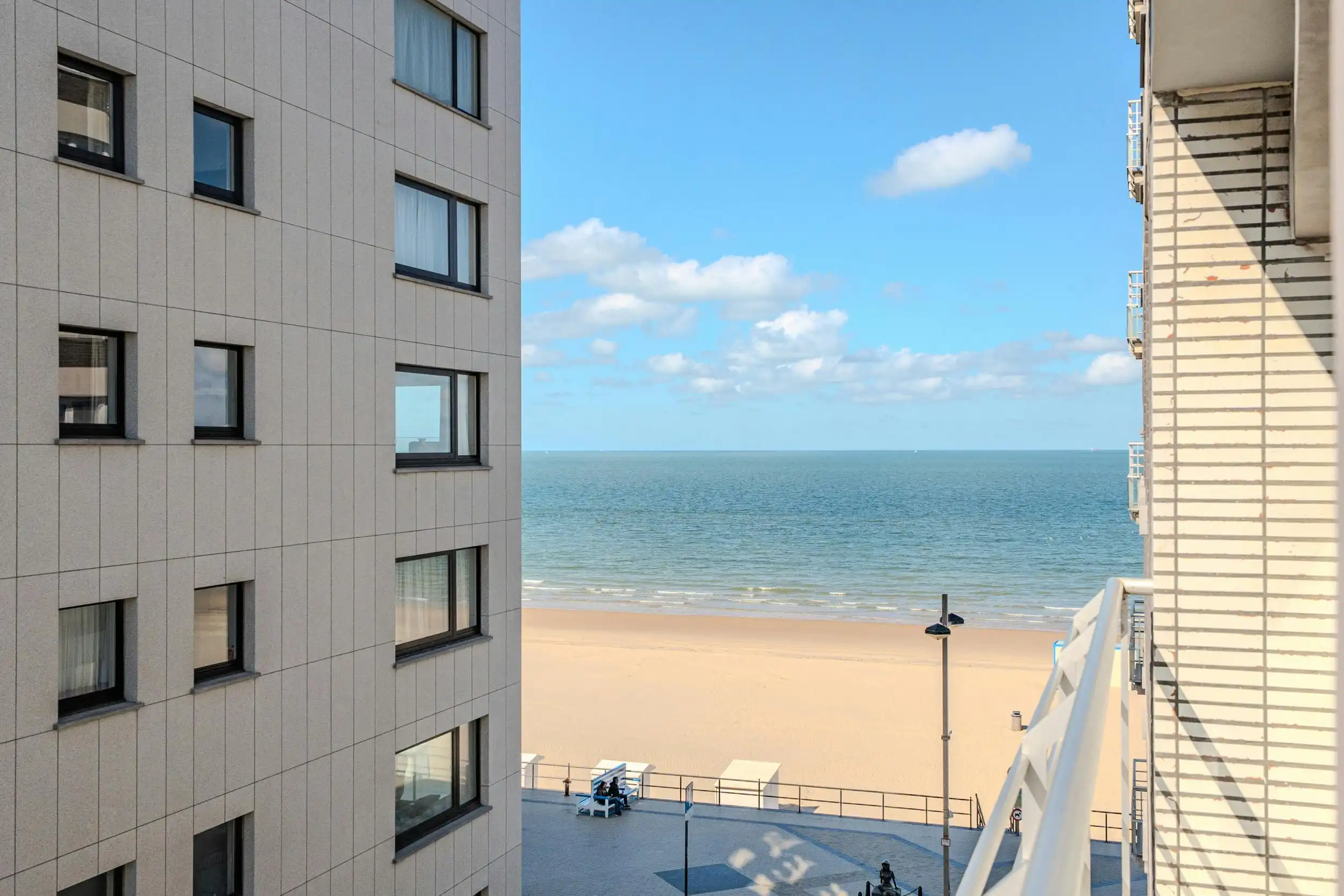 Lichtrijke studio te koop met zijdelings zeezicht en terras! foto {{pictureIndex}}