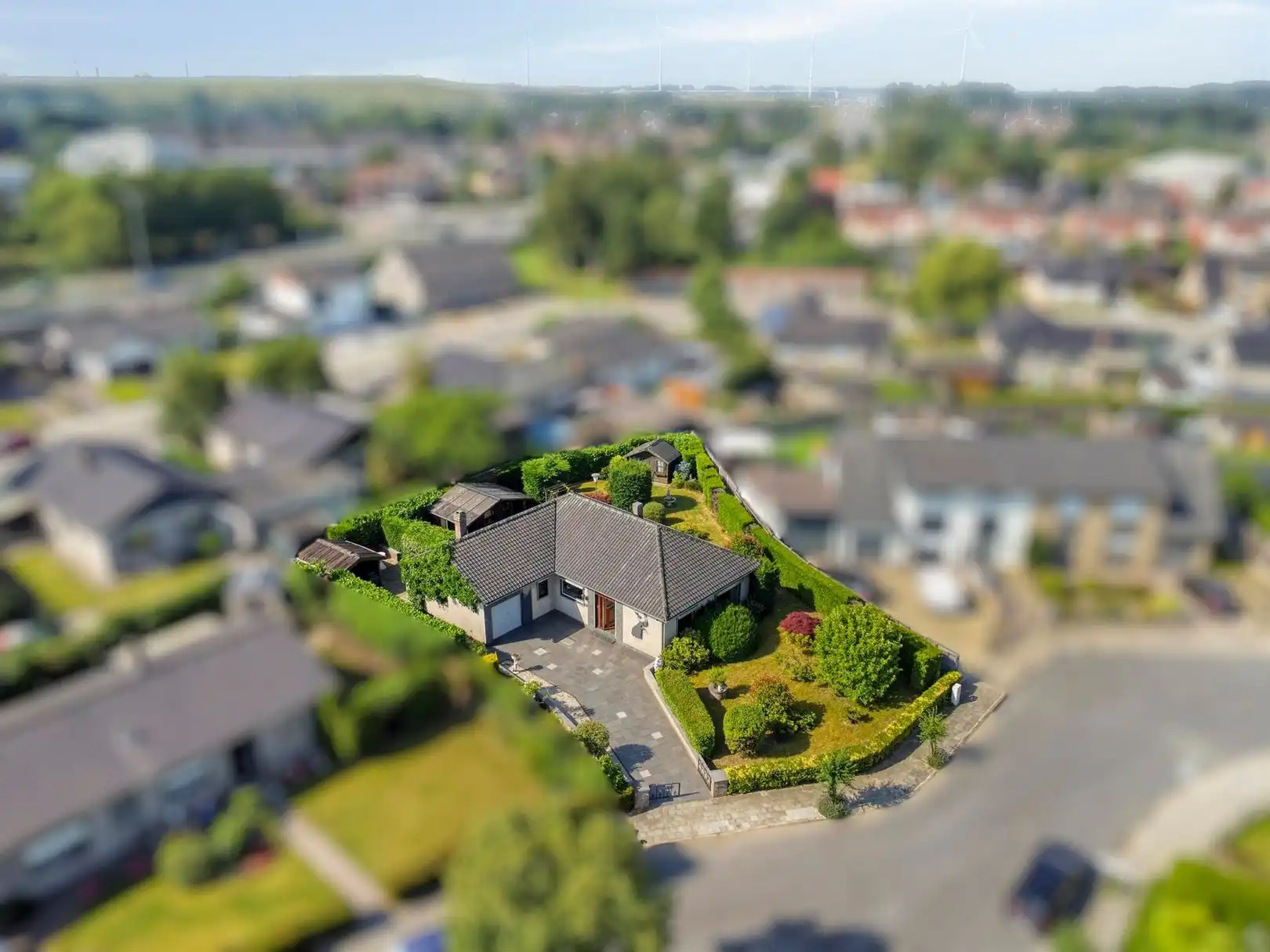 Huis met prachtige tuin in een woonwijk in doodlopende straat foto 22