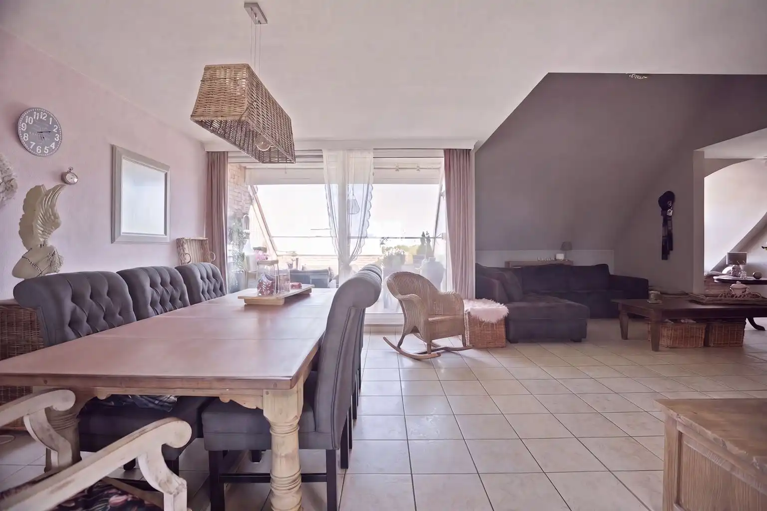 Prachtig duplexappartement met 3 slaapkamers, 2 terrassen en een inpandige garagebox, rustig gelegen op wandelafstand van het centrum van Maaseik. foto 4