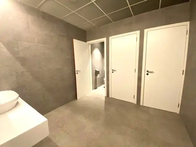 Stijlvolle kantoorruimte 300+m² met 16 autostaanplaatsen ideale ligging langs E313. foto 18