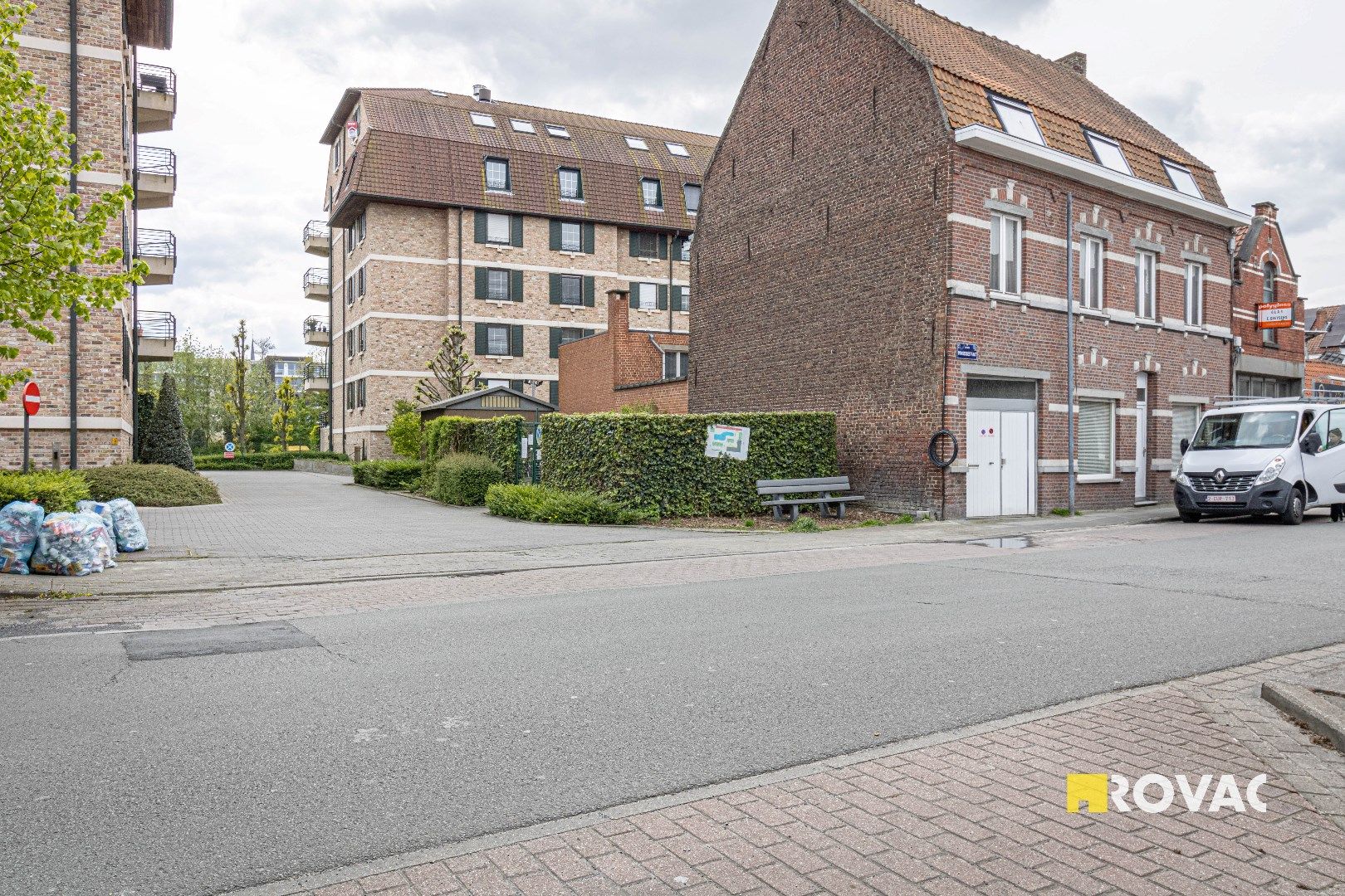 Staanplaats voor 2 wagens en berging foto 12