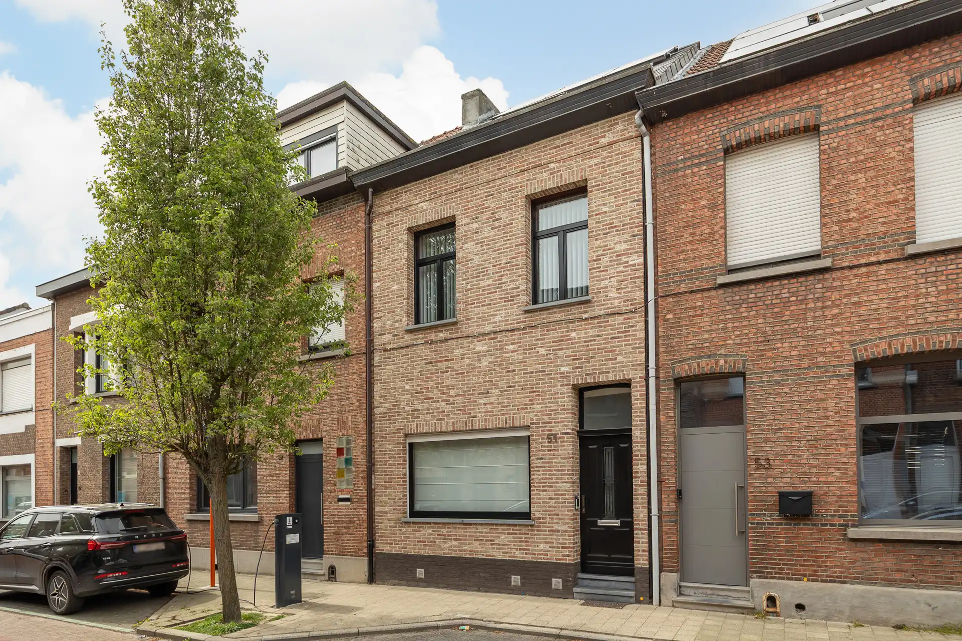 Perfect onderhouden woning: 3 slaapkamers, garage & ZW-tuin. foto {{pictureIndex}}