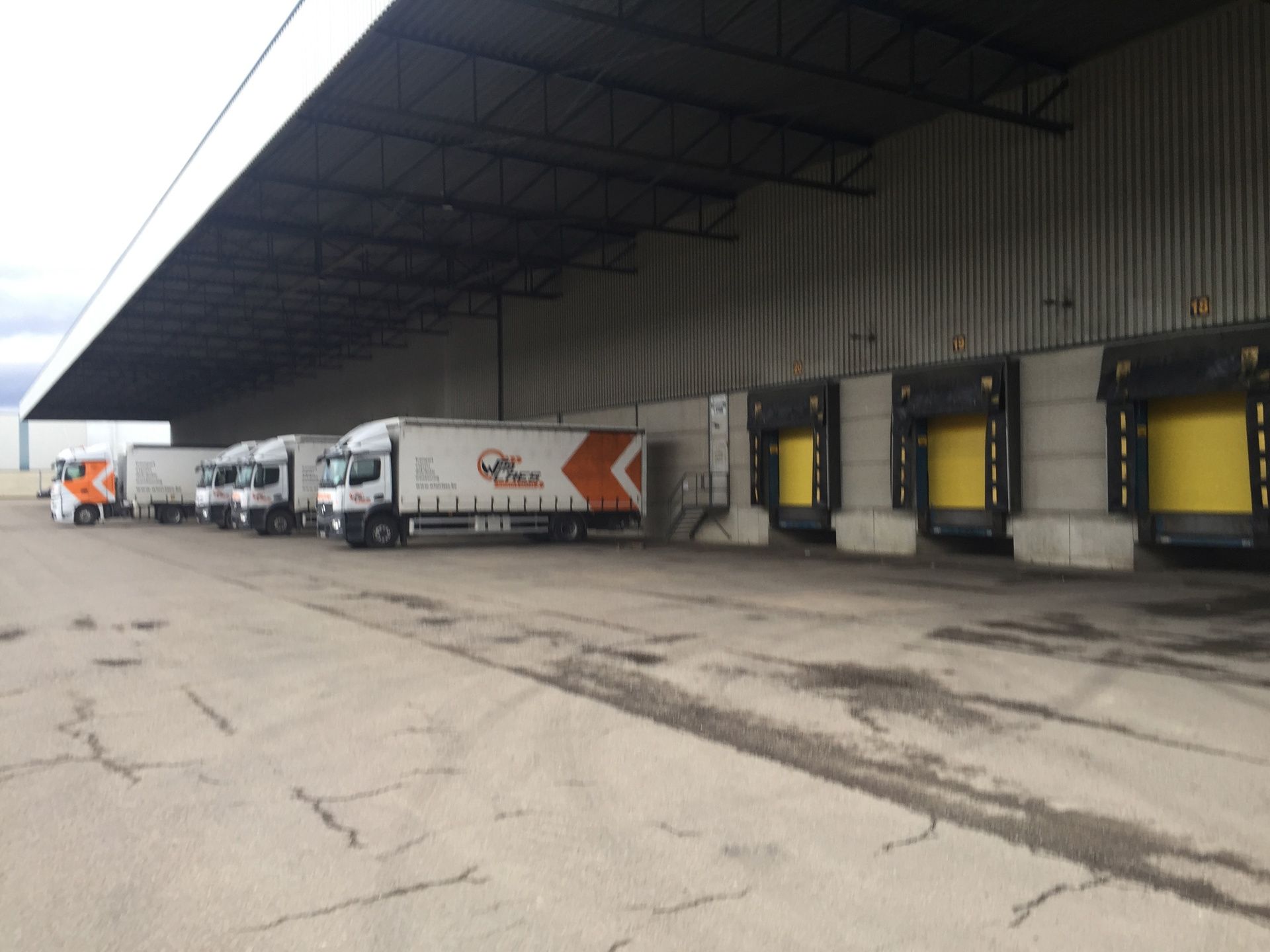 Te Huur Genk: Magazijn met kades en poort  foto 14