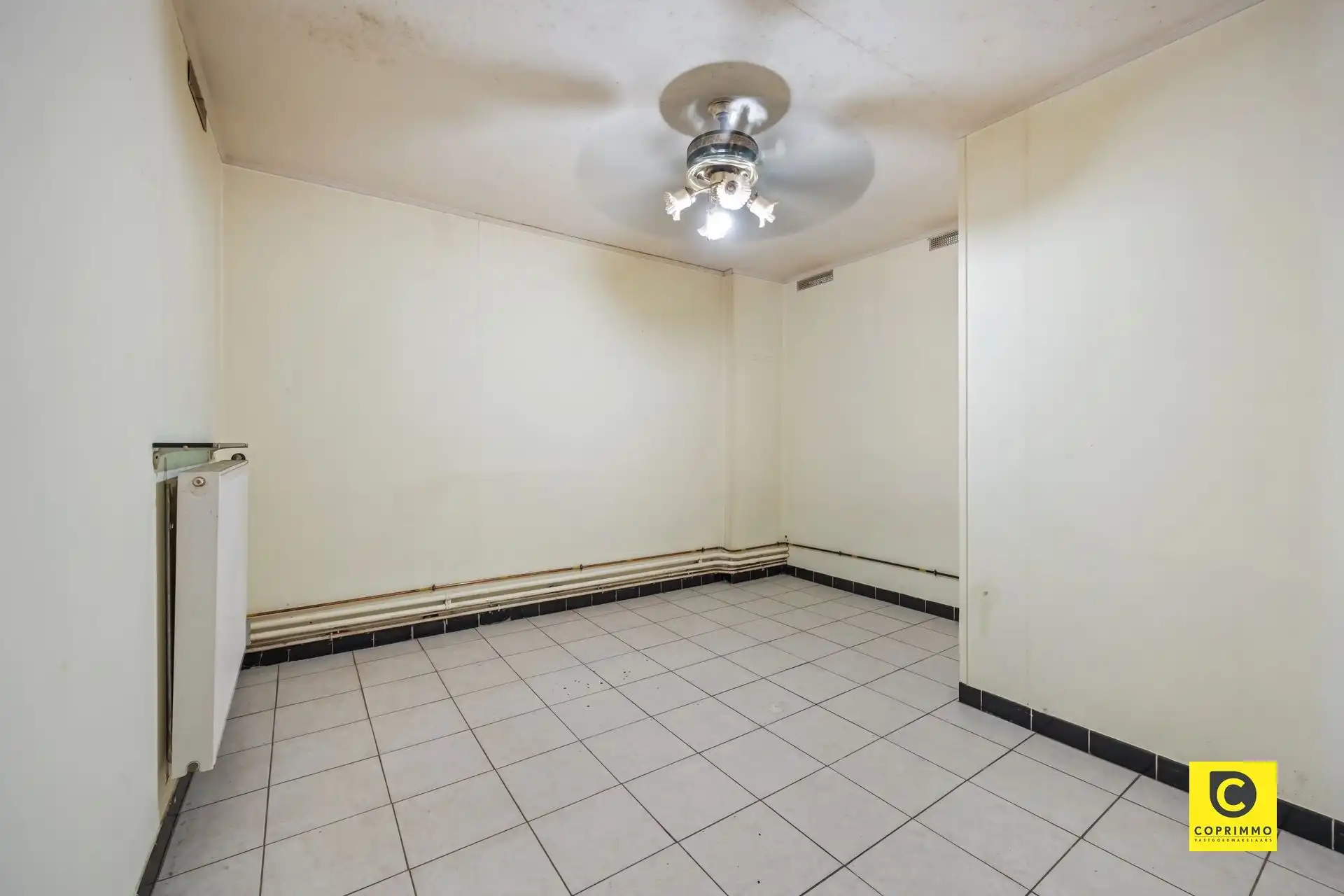 Ruime multifunctionele woning met parking foto 19