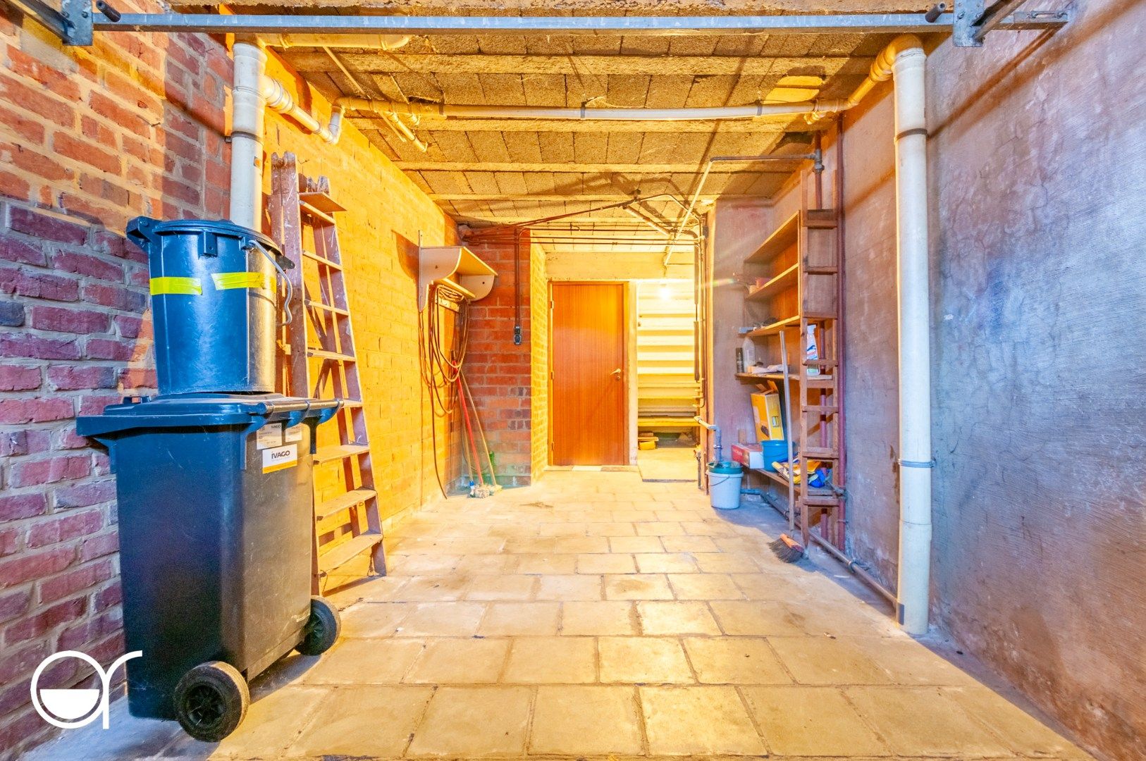 Op te frissen halfopen bebouwing met 5 garages in Mariakerke foto 5