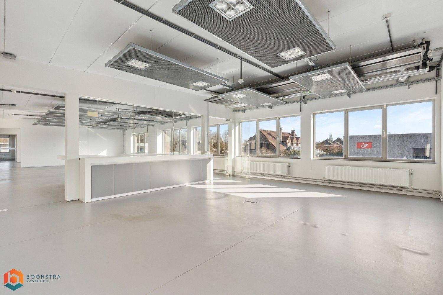 Veelzijdig kantoorgebouw met ruime parking op 2433 m² foto 16