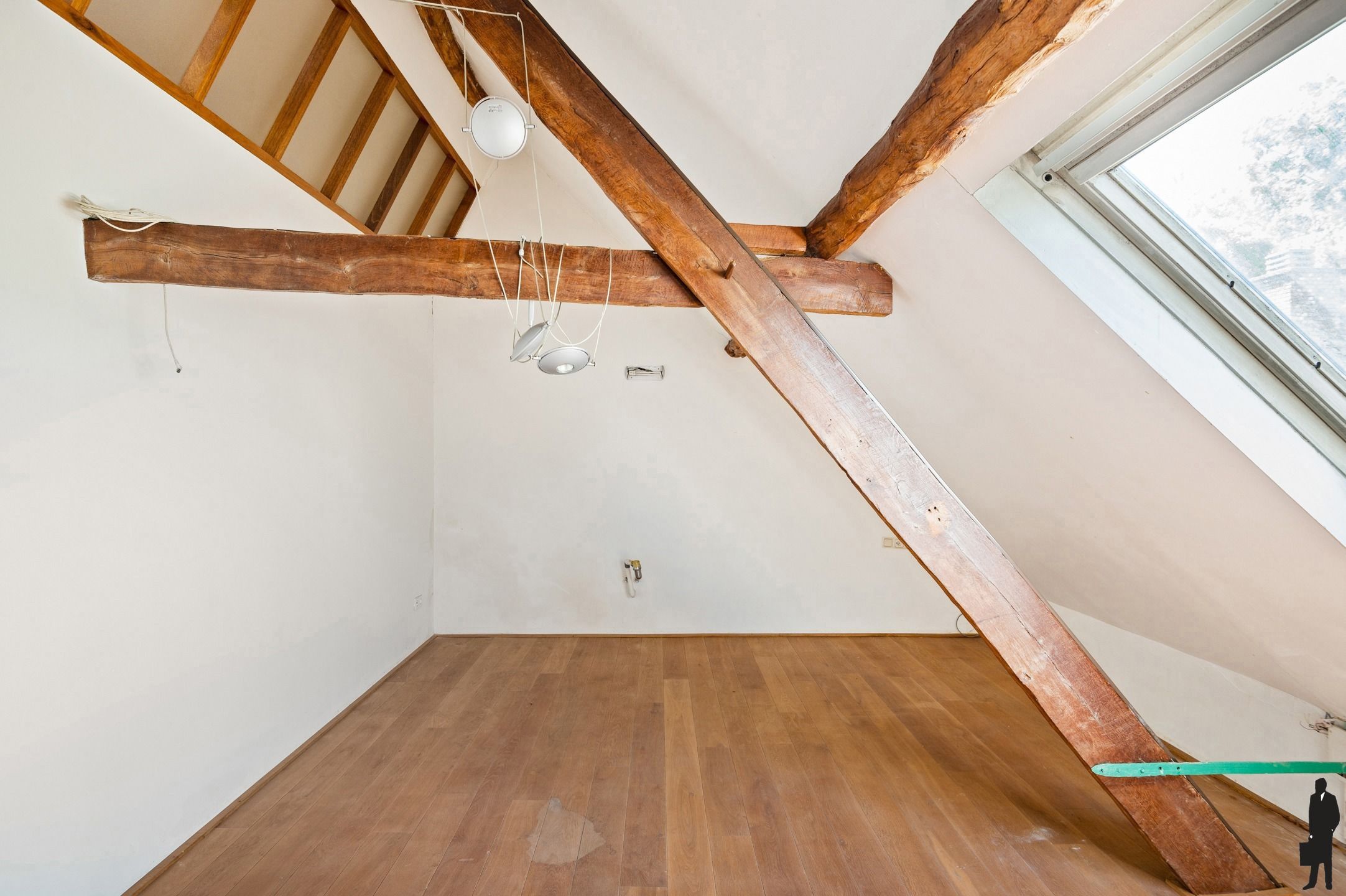 Unieke te renoveren hoevewoning met mooie parktuin foto 28
