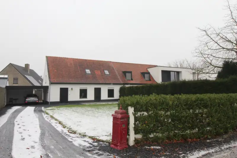 Gerenoveerde woning met drie/vier slaapkamers te Kachtem foto 2