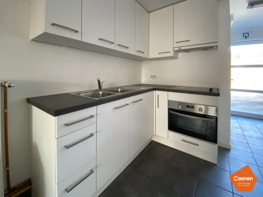 Zeer ruim, lichtrijk handelspand te koop op commerciële locatie! foto 12