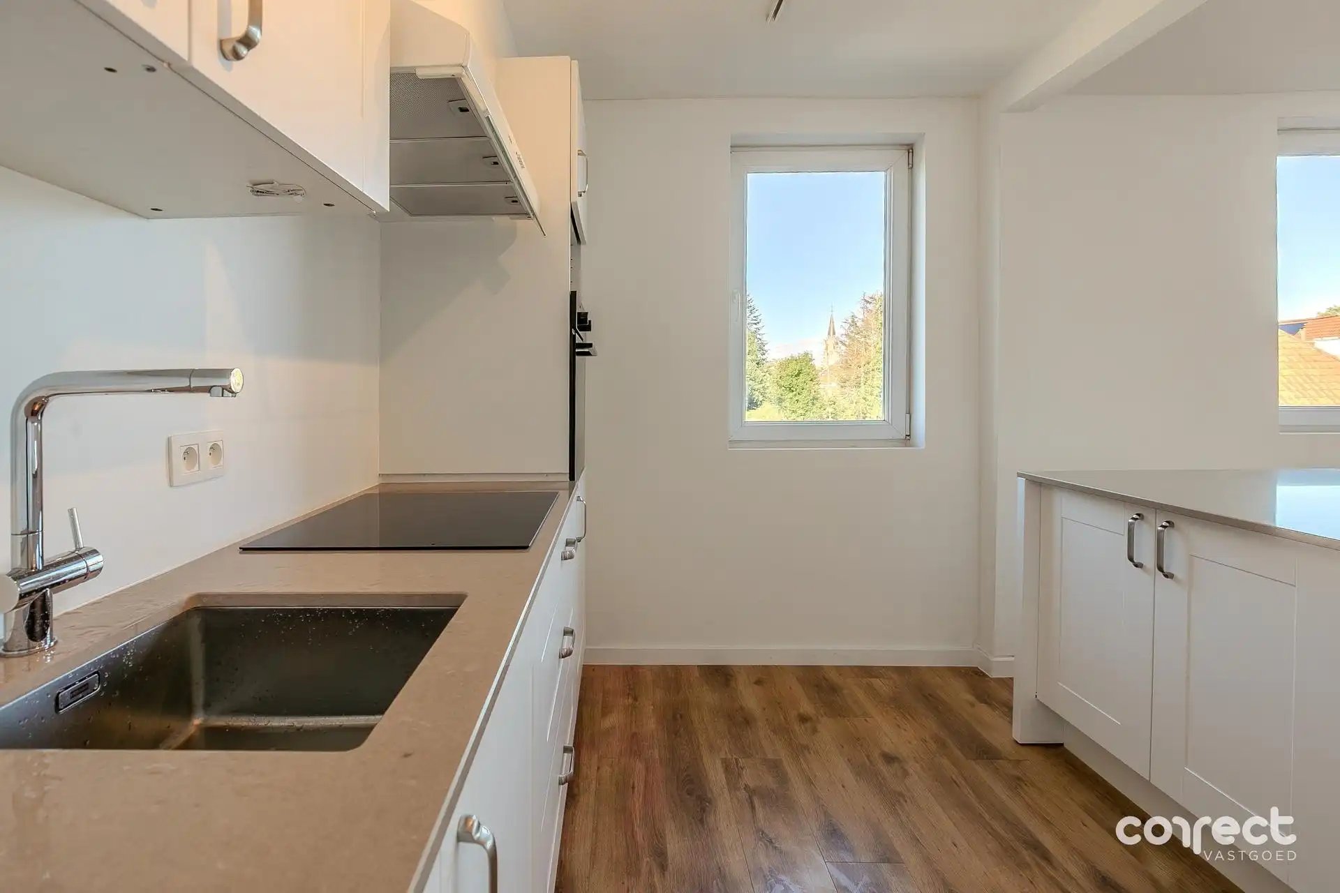 Volledig gerenoveerd appartement met 2 slaapkamers, dressing/slaapkamer en zonnig terras. foto 5