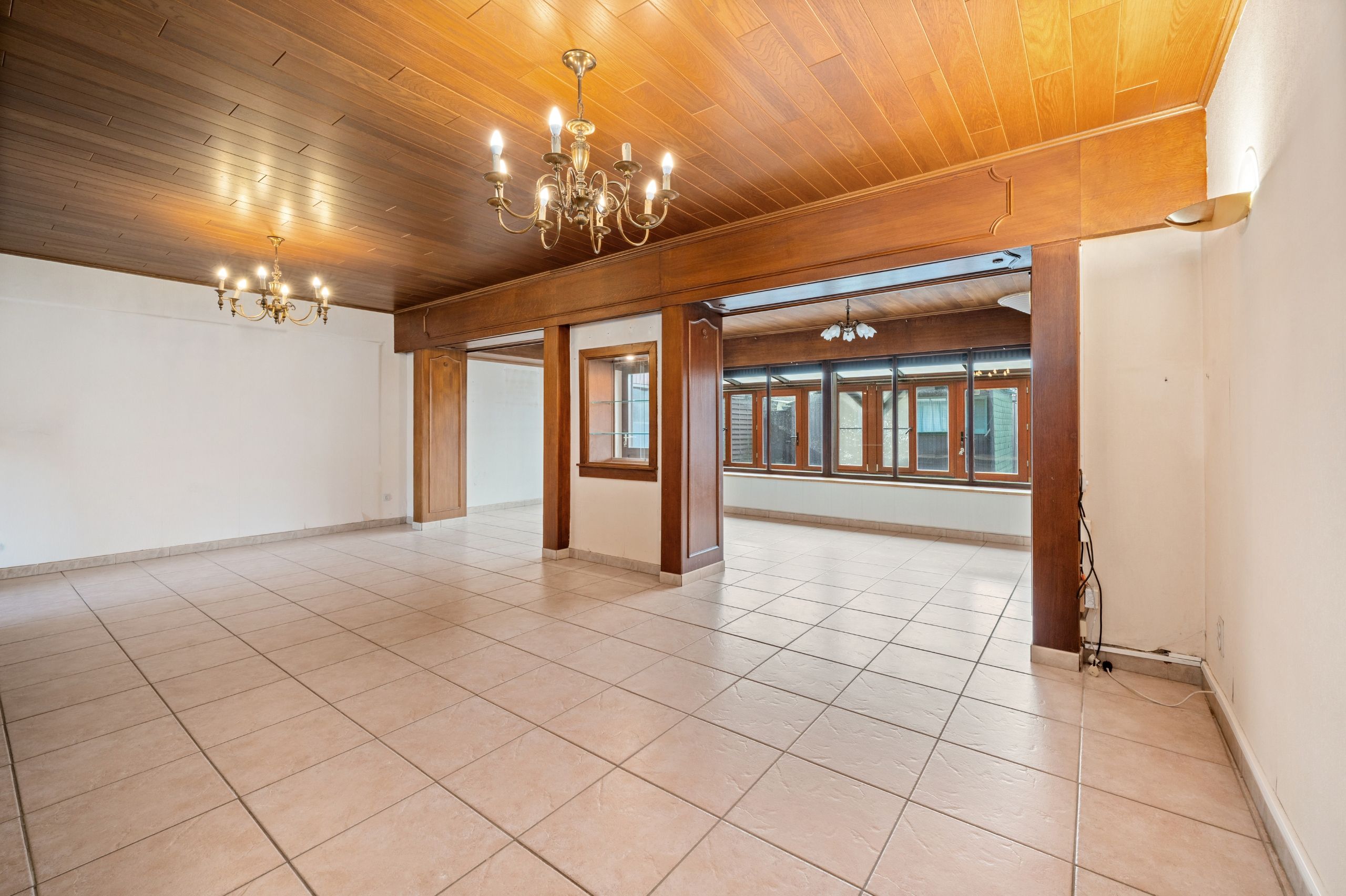 Op te frissen rijwoning op 197m2 in een centraal gelegen buurt foto 3