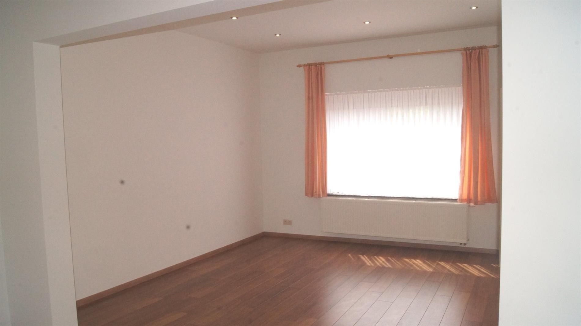 Volledig instapklare woning met 3 slpks en garage foto 5