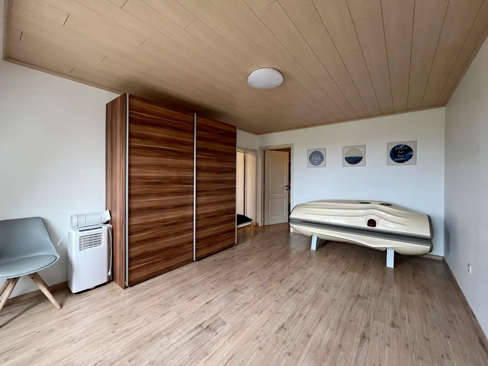 Ruime woning met 6 slk, 2 badk, 2 keukens en dubbele garage foto 14