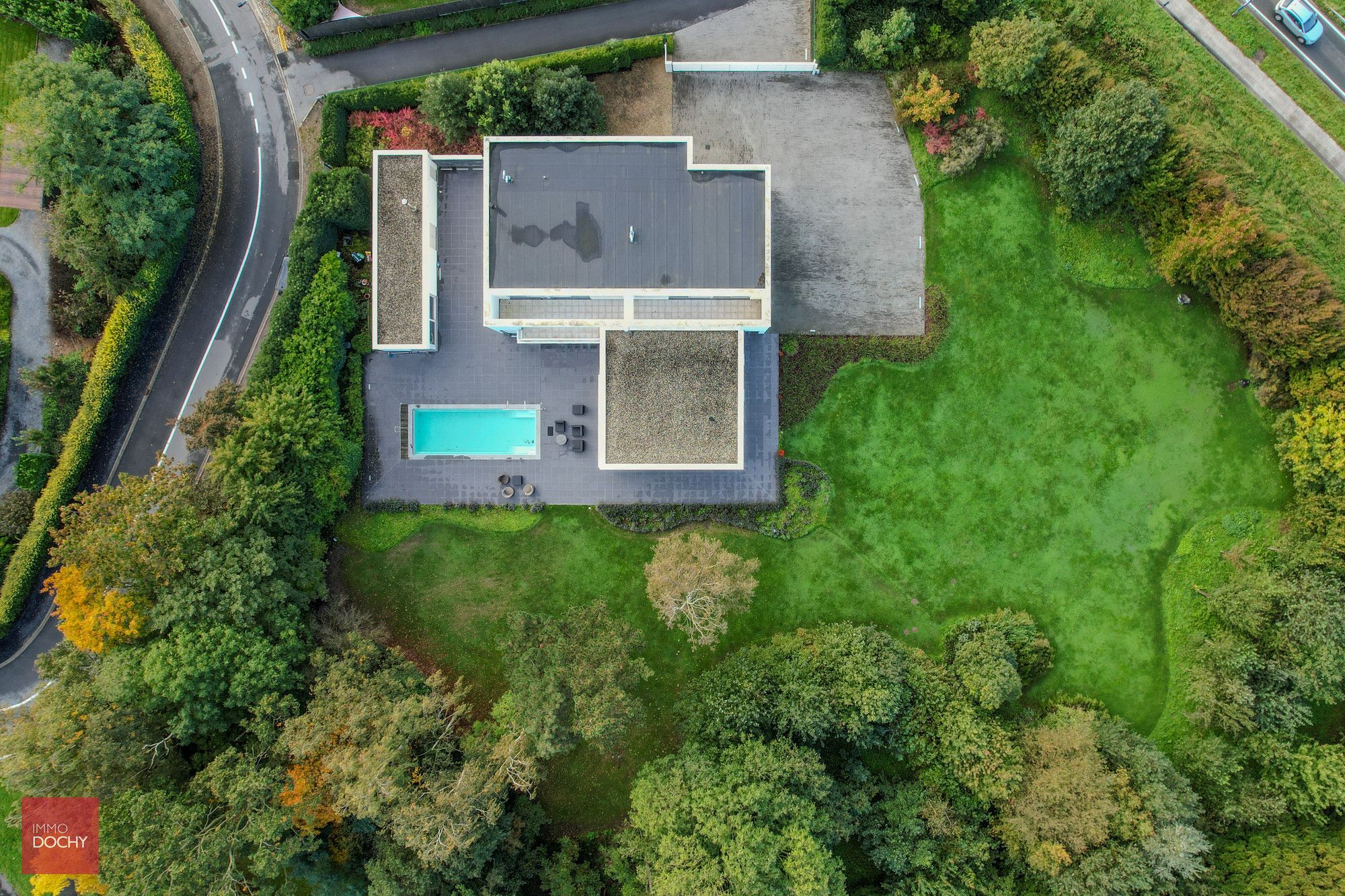 Centraal gelegen moderne ruime villa met appartement of burelen op ca. 5.664m² foto 4