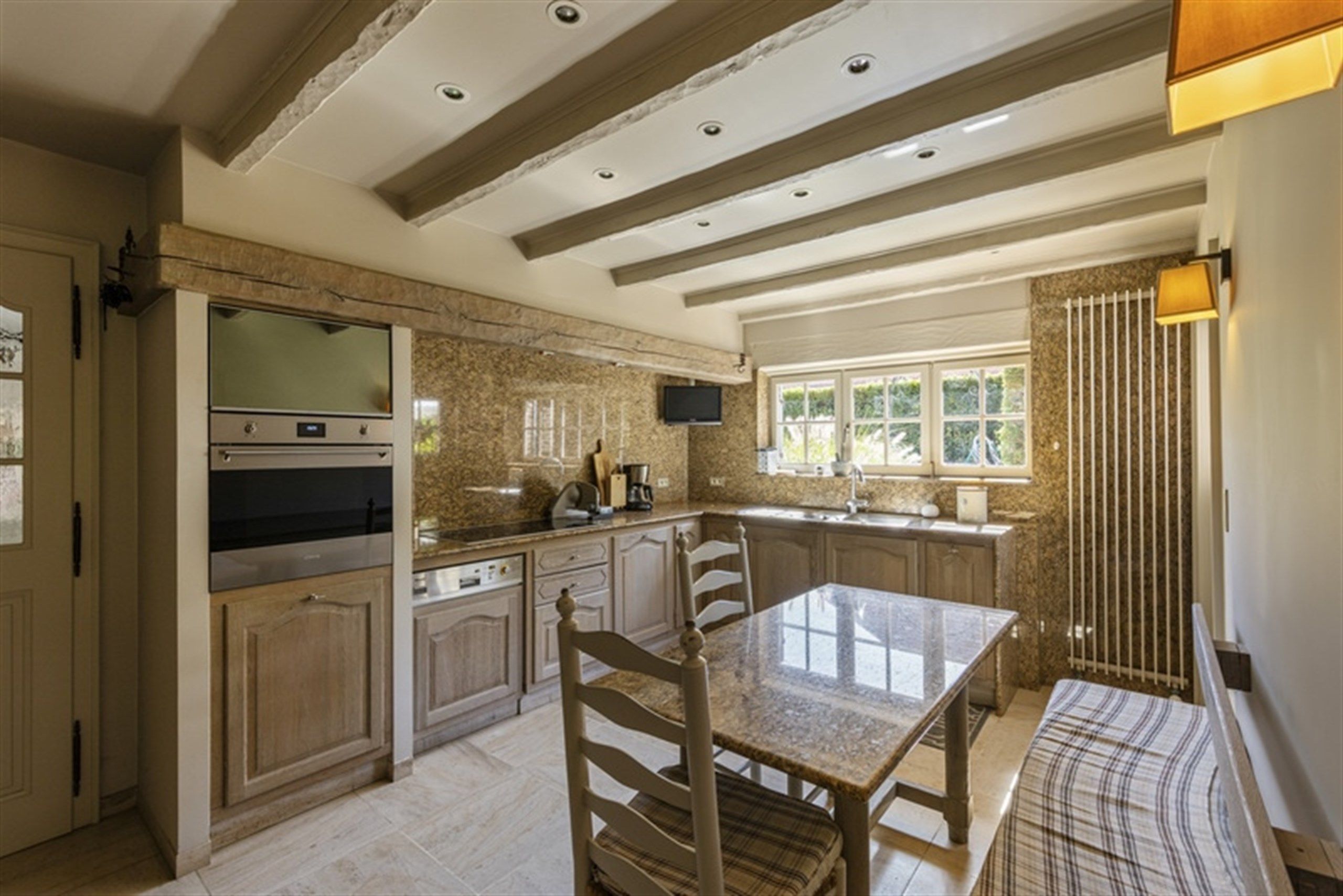 Elegante villa op toplocatie met dubbele garage foto 11