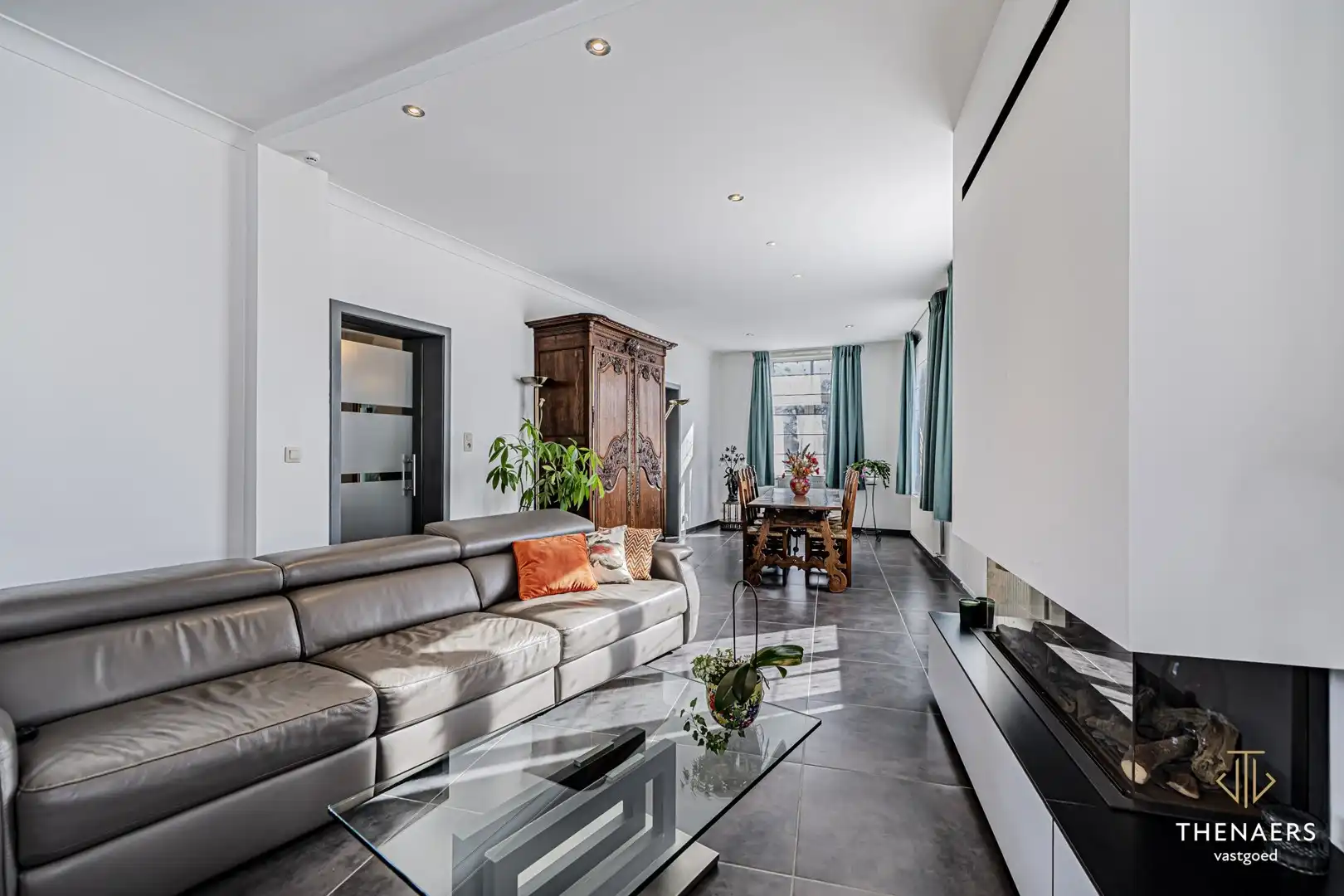 Karaktervolle en uitzonderlijk ruime woning met 5 slpks op&nbsp;een perceel van 36a 60ca. foto 5