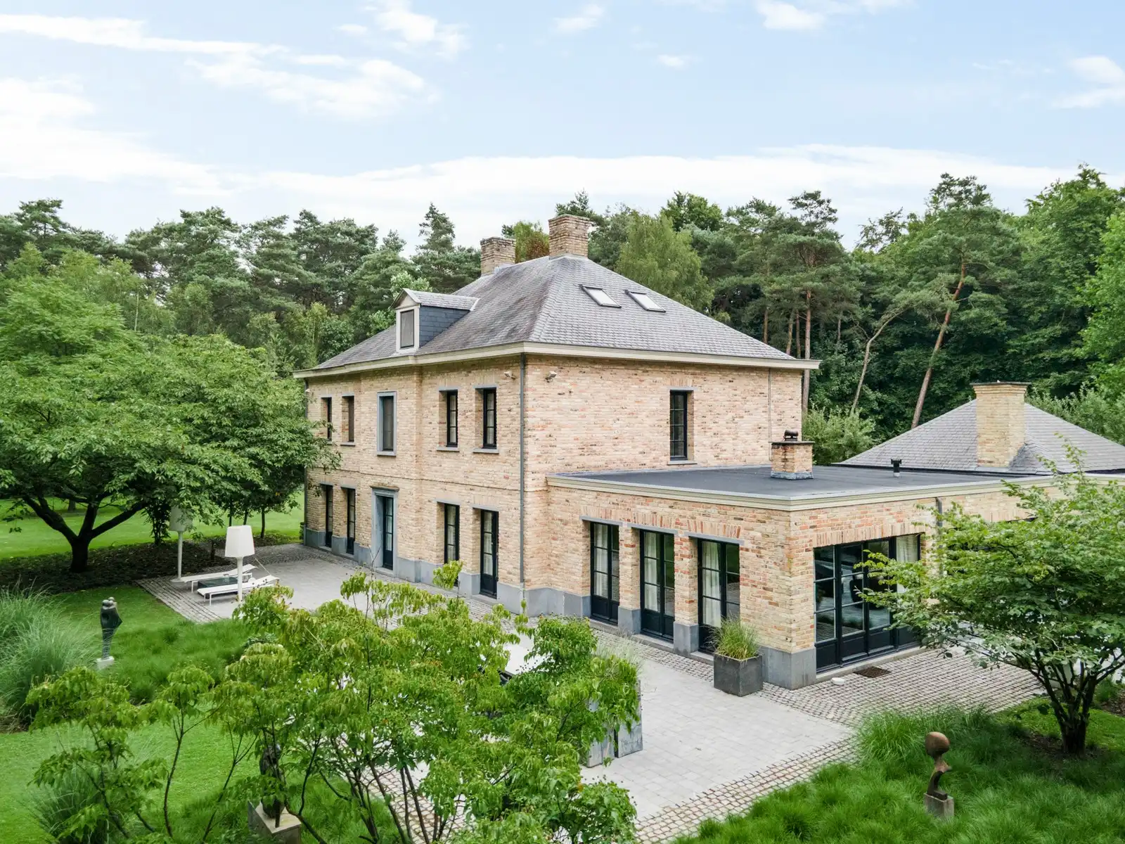 Exclusieve instapklare villa met 15.088m² parktuin foto 4