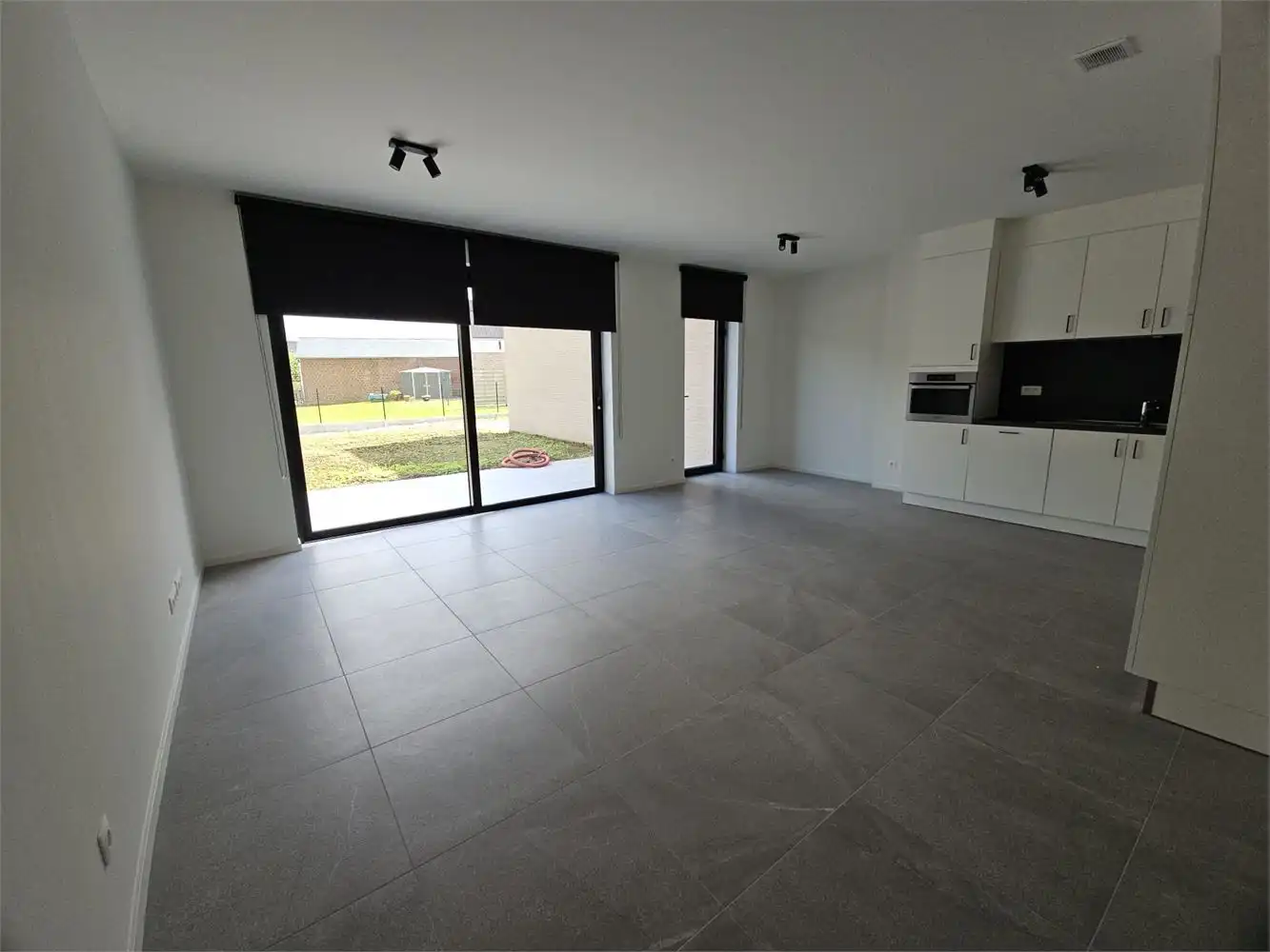 Recente woning met inpandige garage, terras en kleine tuin foto 6
