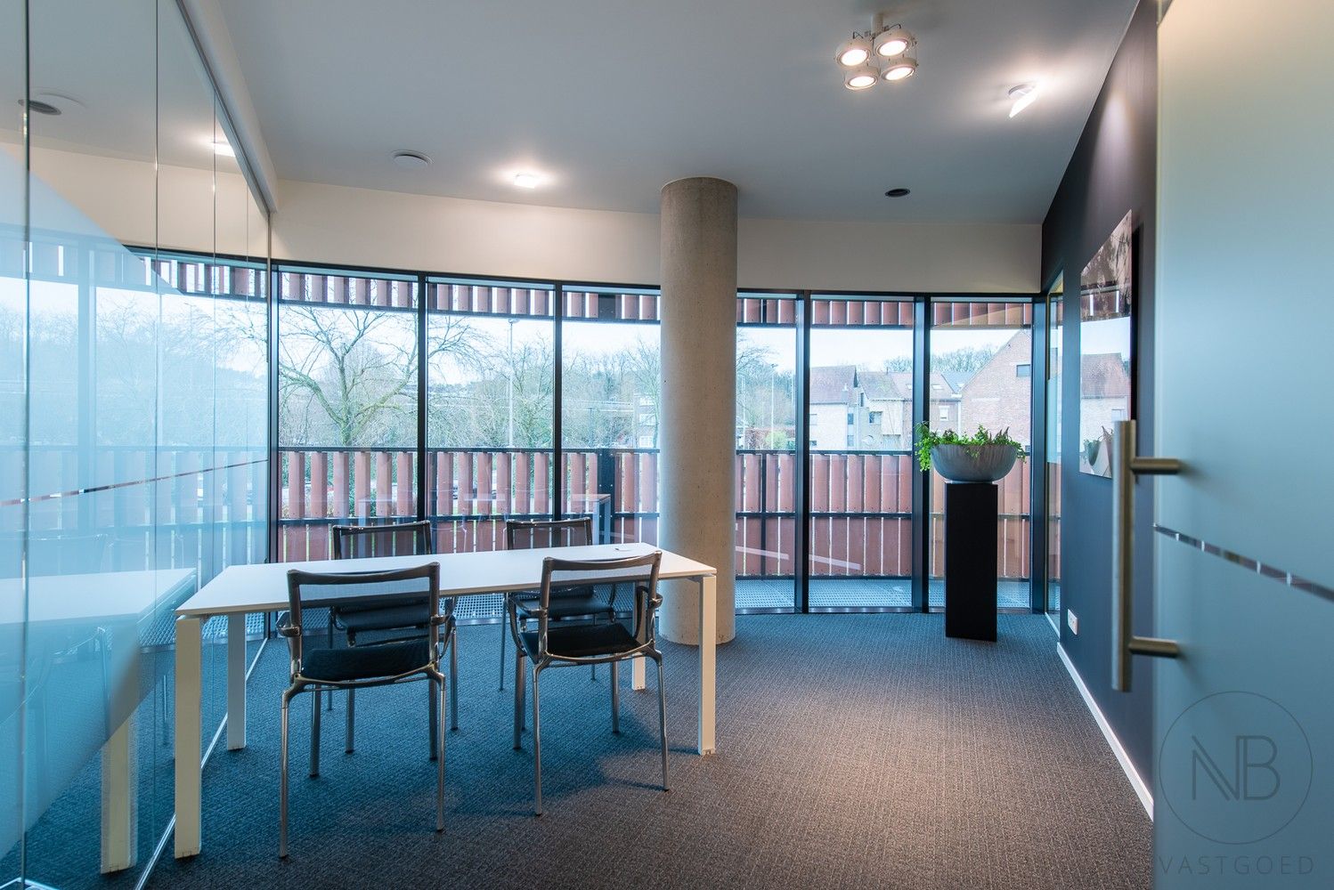 Volledig ingerichte en verhuurde kantoorverdieping in het zakelijke centrum van Genk (Botta-gebouw) foto 18