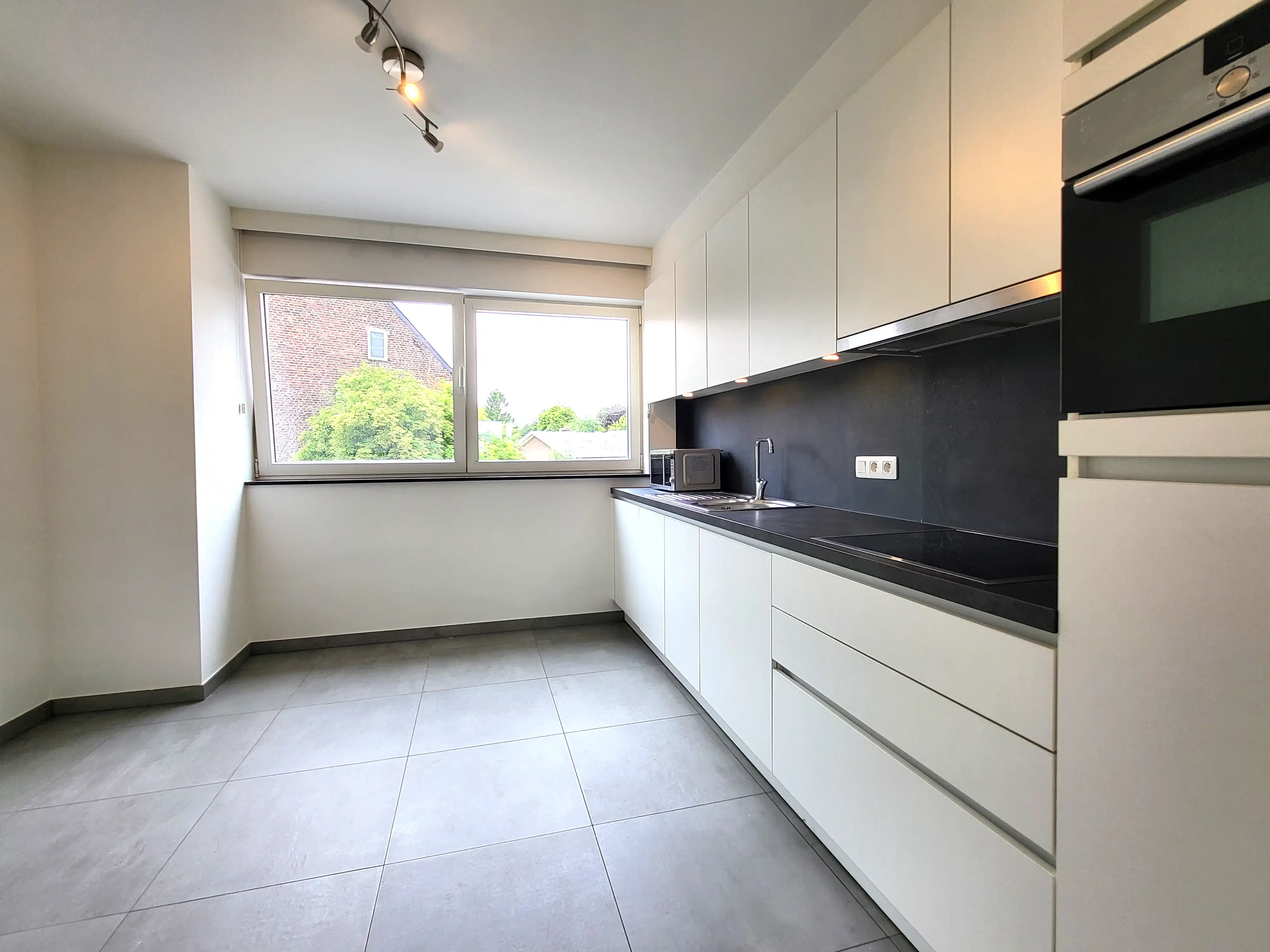 Ruim duplexappartement met 2 slaapkamers, terras en garage gelegen in het centrum van Zottegem. foto 13