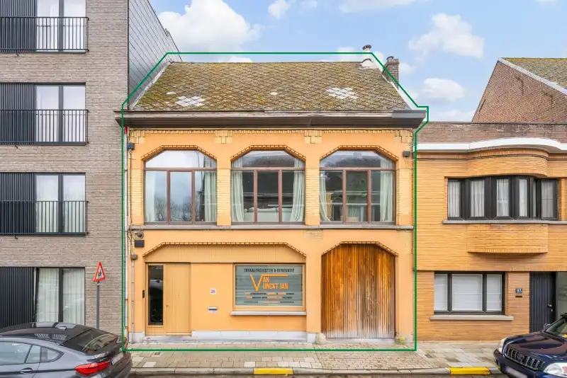 Karaktervolle interbellumwoning met loods nabij de Markt van Gavere foto {{pictureIndex}}