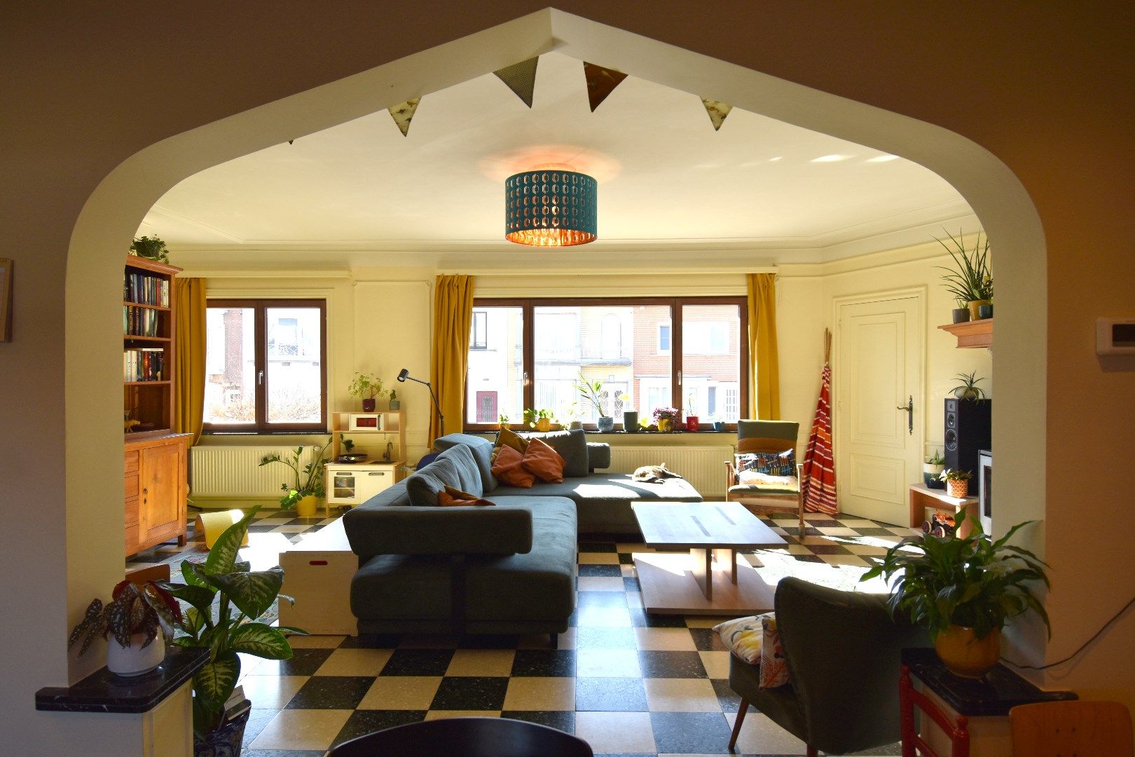 Karaktervolle burgerwoning met 2 slaapkamers, garage/werkplaats en zonneterras in hartje Kortrijk te koop foto 6