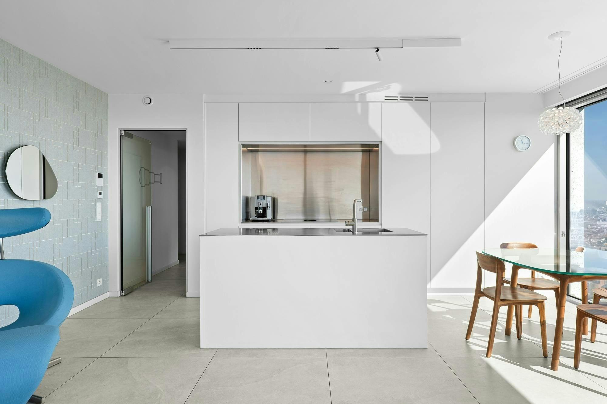 Exclusief wonen met panoramisch uitzicht in de Antwerp Tower foto 12