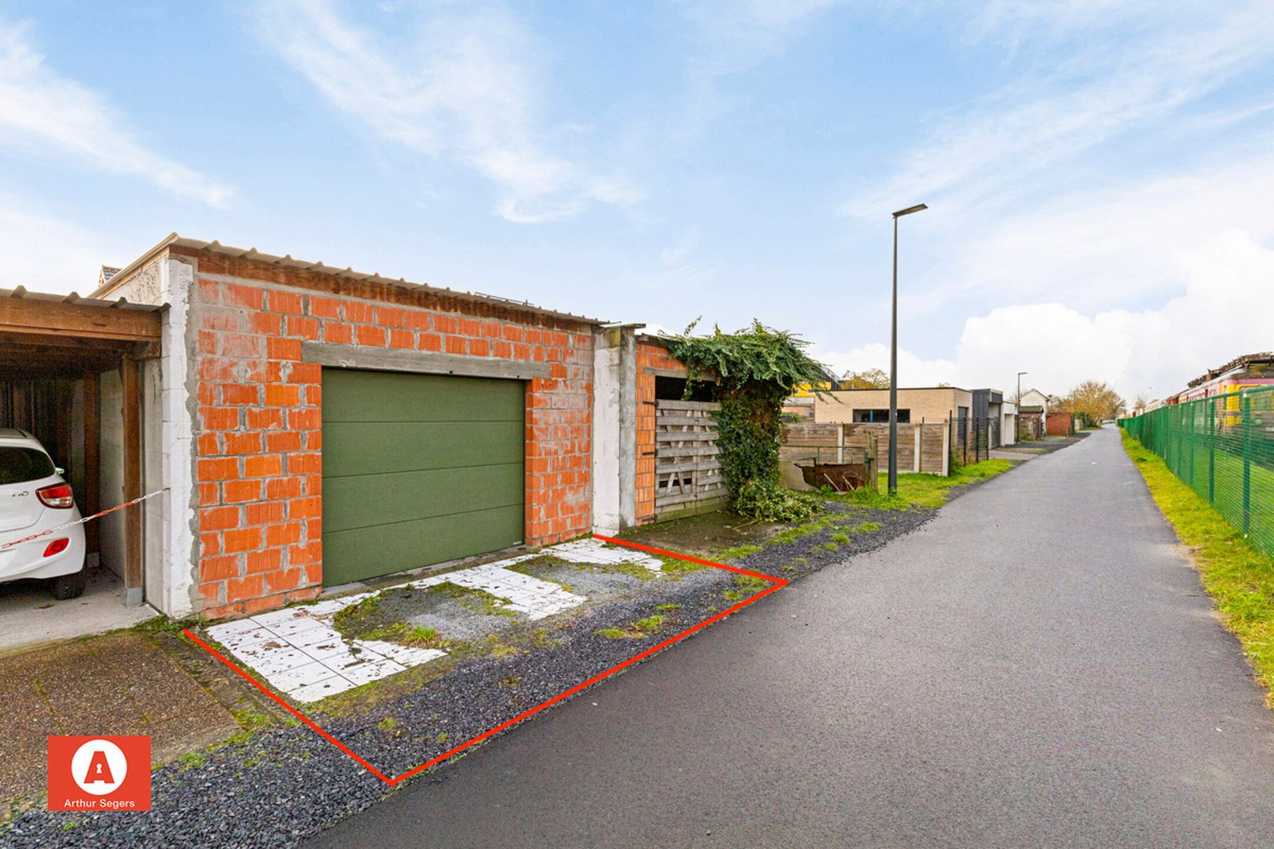 Gesloten bebouwing met 2 slaapkamers, garage én staanplaats foto 3