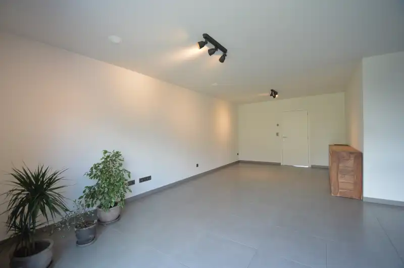 Prachtig afgewerkte woning met aangelegde tuin & garage foto 8