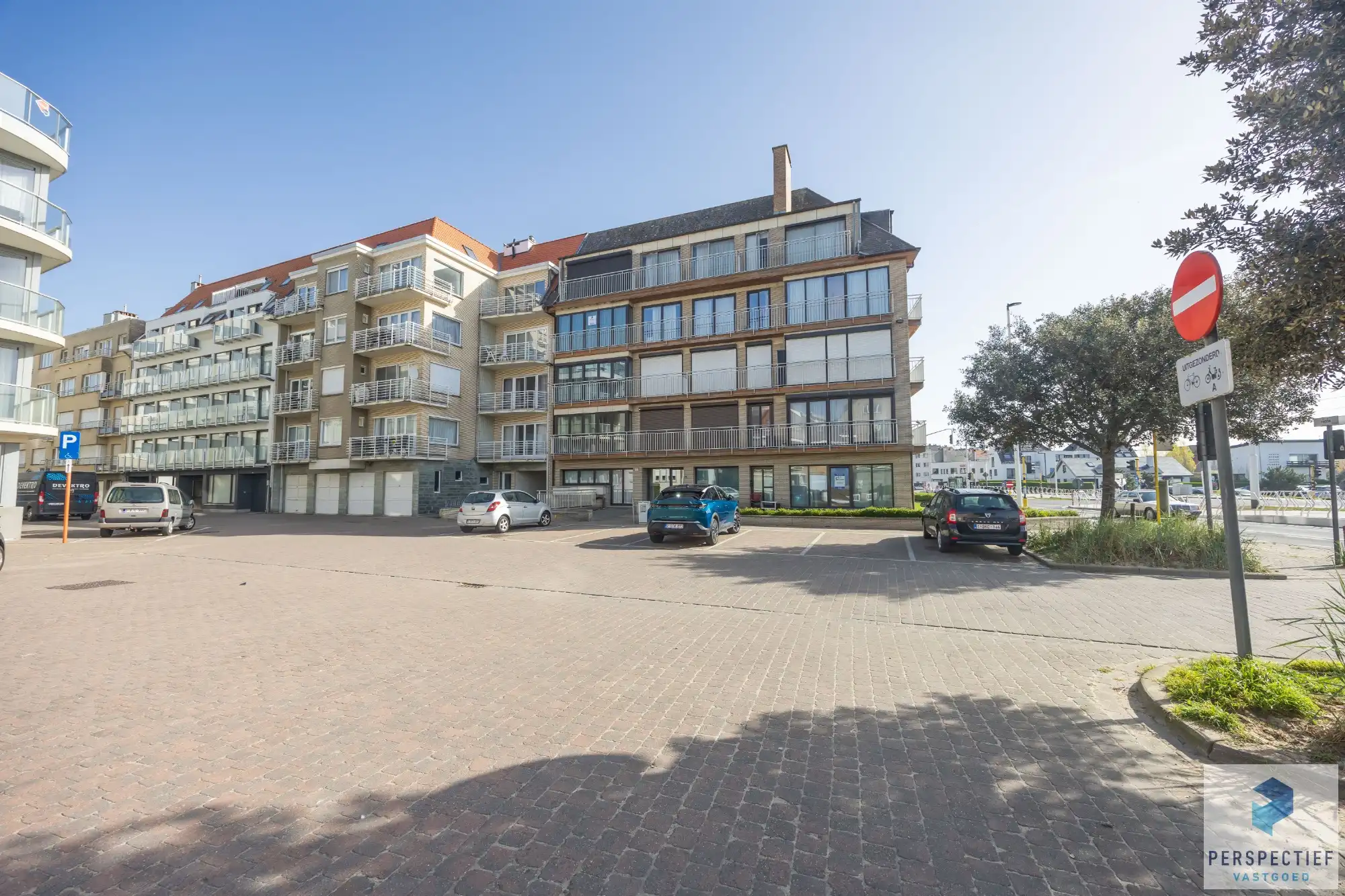 Goed gelegen ruim vernieuwd 2 slaapkamer appartement met terras en grote berging. foto {{pictureIndex}}
