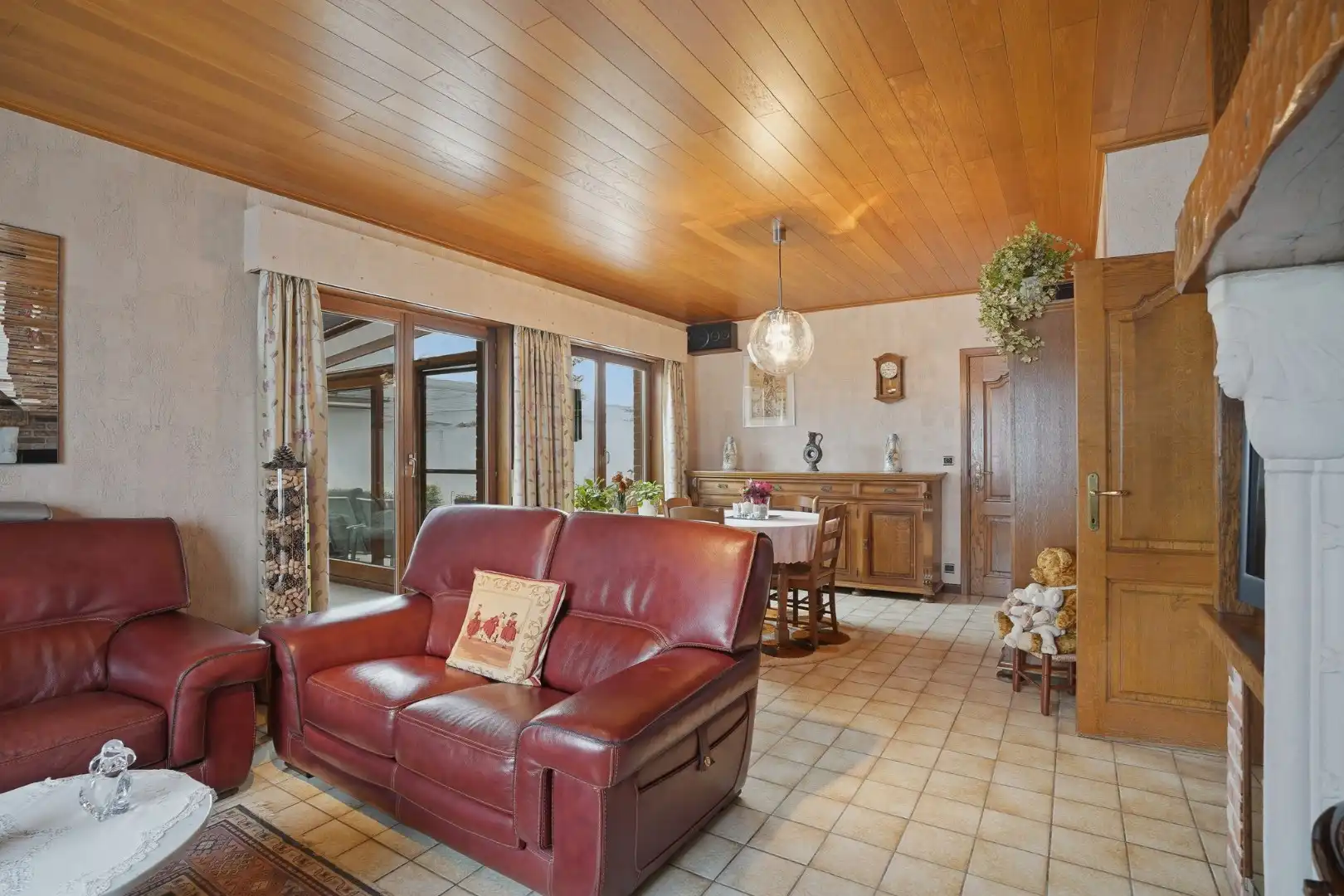 Alleenstaande bungalow met garage en tuin  op 684 m² foto 4