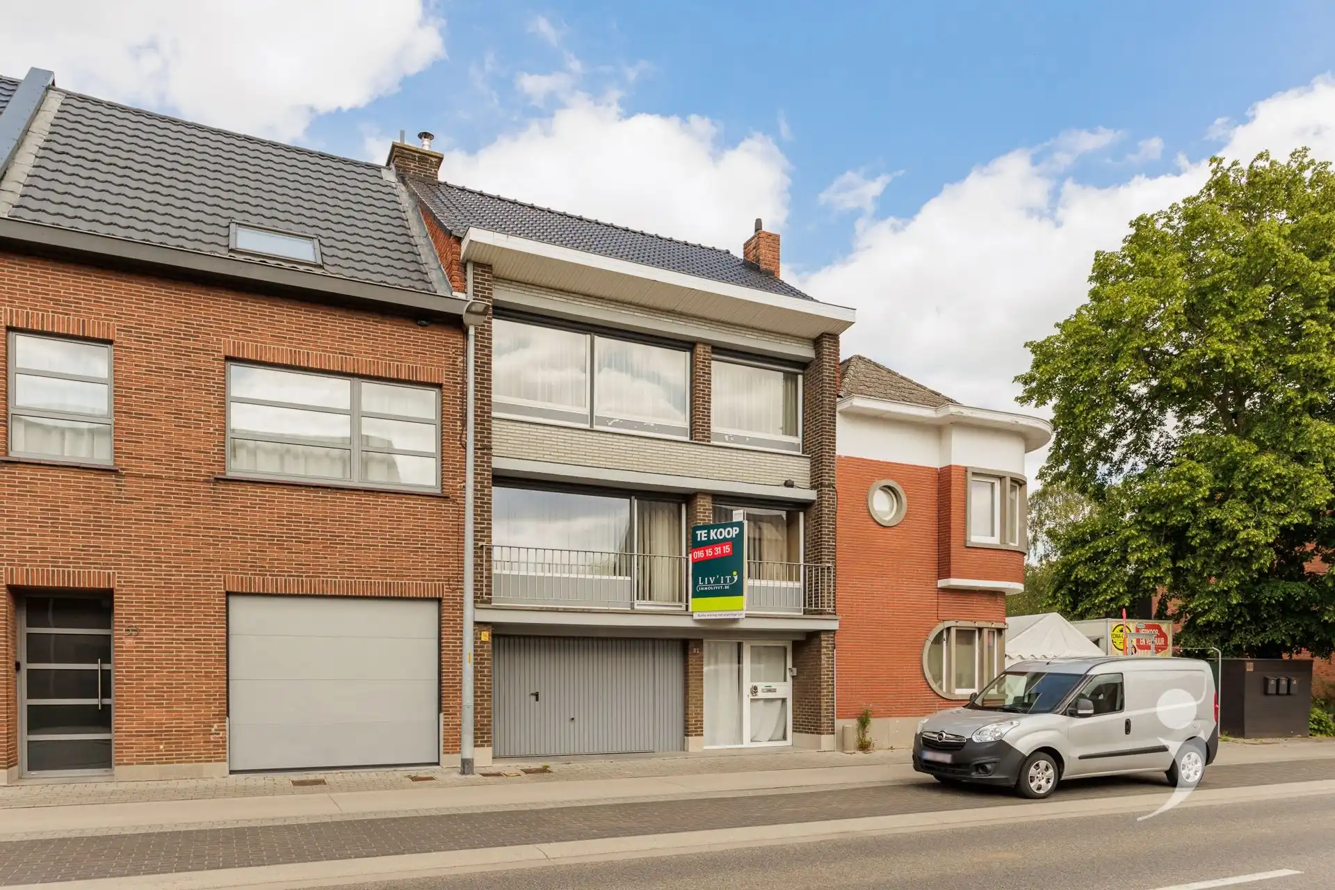 Ruime stadswoning met uitzonderlijke tuin van + 13 are foto 2