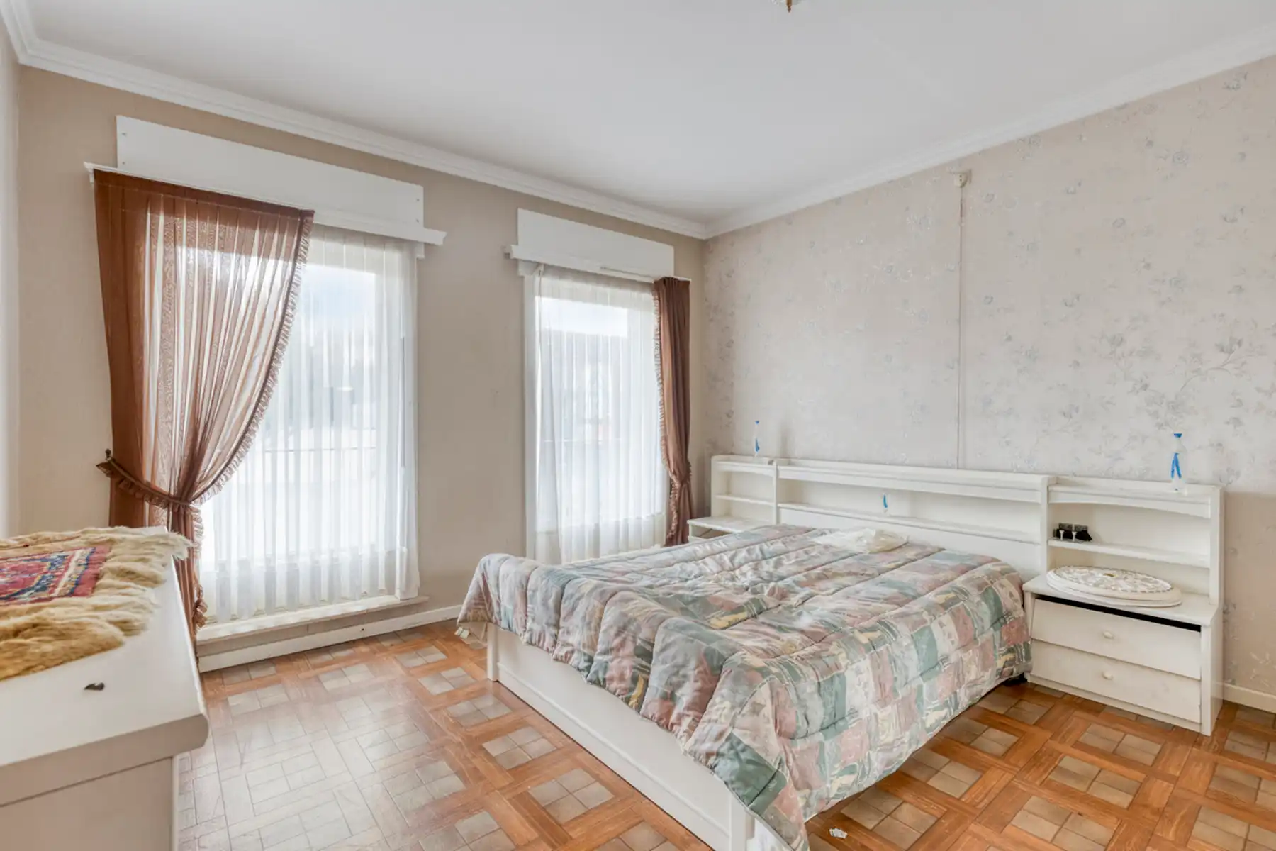 Leemans Immobiliën biedt u deze solide en ruime woning aan op een uitstekende en centrale ligging in Denderleeuw. foto 9