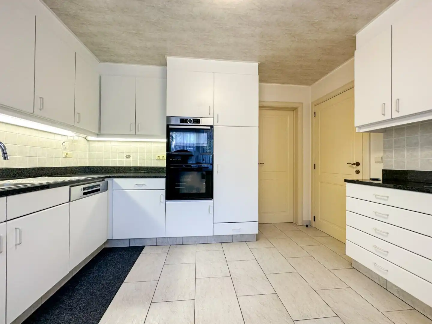 Instapklaar 2-slaapkamer appartement met 2 terrassen (en garage), topligging Torhout. foto 5