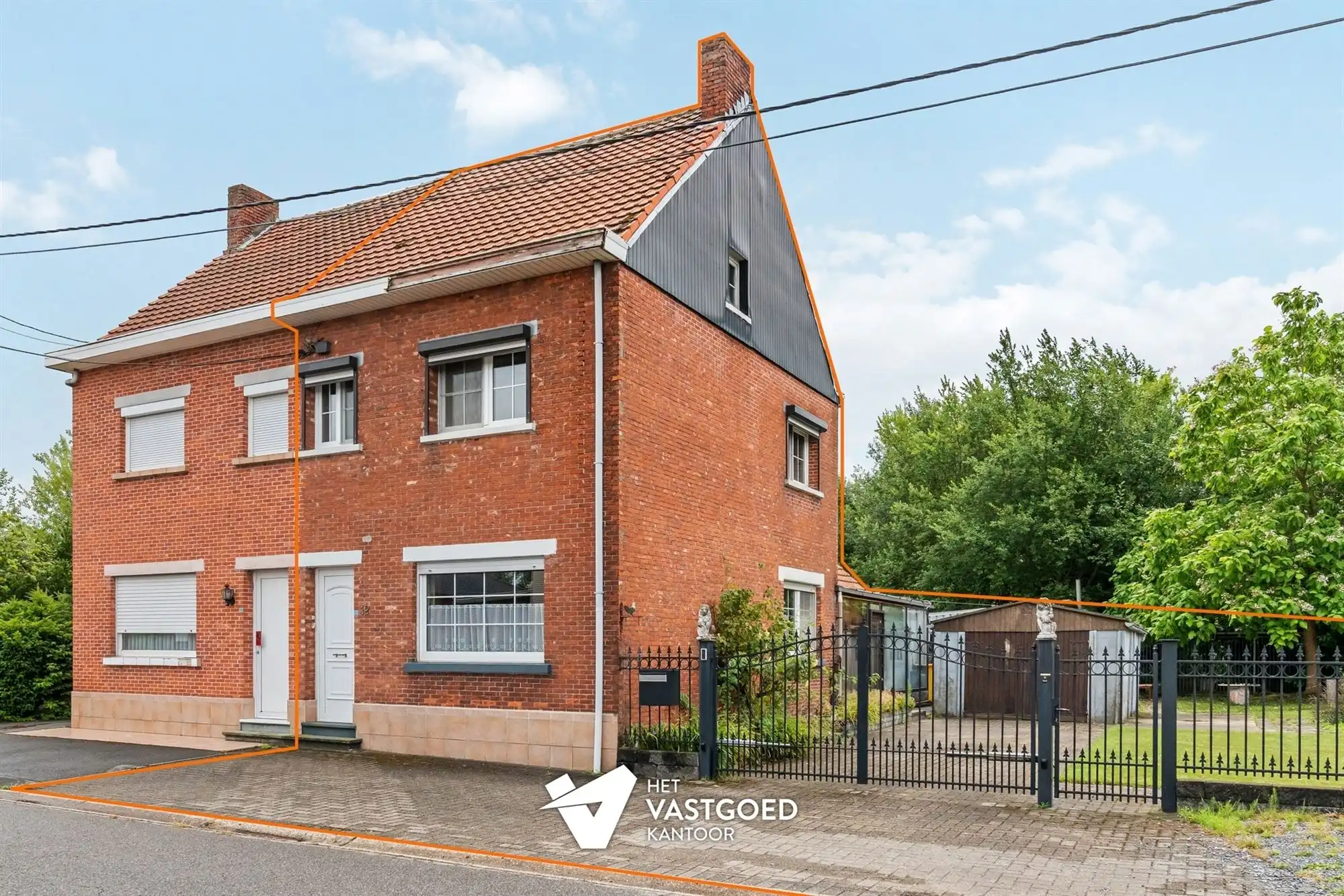 Hoofdfoto van de publicatie: CHARMANTE TE RENOVEREN WONING, RUST GELEGEN OP EEN RUIM PERCEEL VAN 11 ARE.
