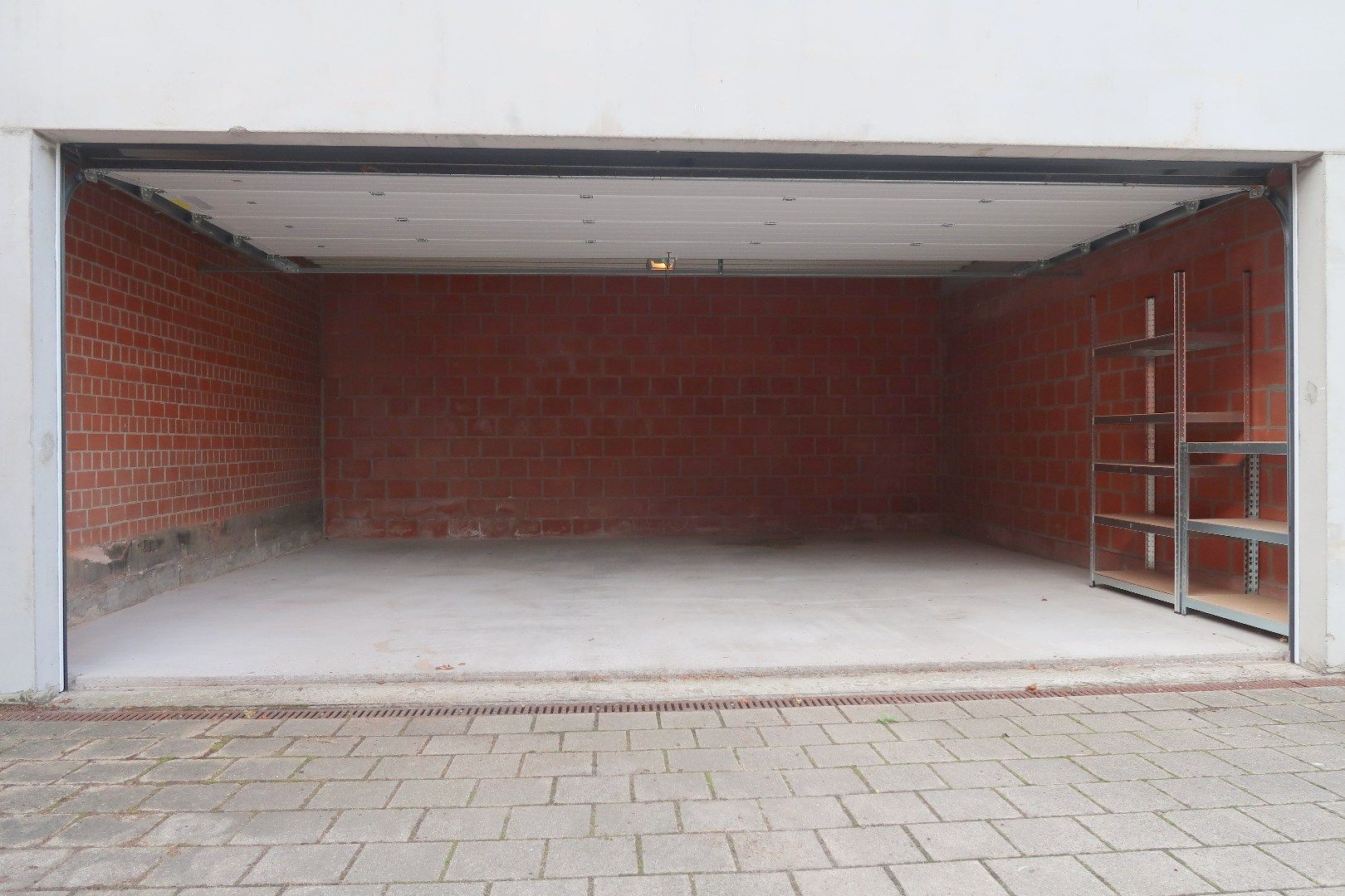 Ruime dubbele garagebox met automatische poort – Roeselare foto 2