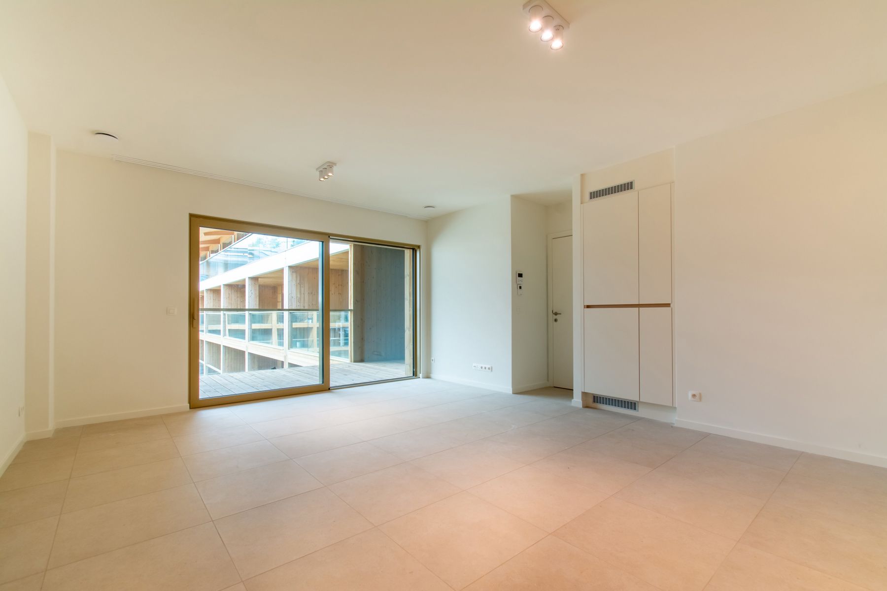 Ongemeubeld 1 slaapkamer app. met mooi terrras foto 2