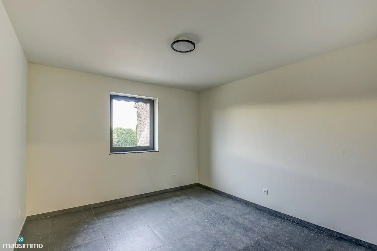 RUIM NIEUWBOUW APPARTEMENT MET 2 SLAAPKAMERS, OVERDEKT TERRAS, GARAGE, AUTOSTAANPLAATS EN KELDERBERGING TE BEVERST foto 13