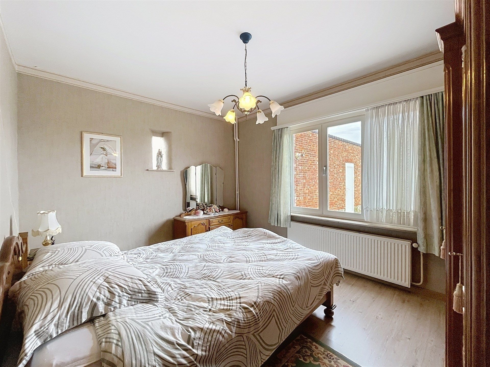 Ruime woning met 3 slaapkamers en grote garage op perceel van 1148 m² met zicht op oneindig groen.  foto 10