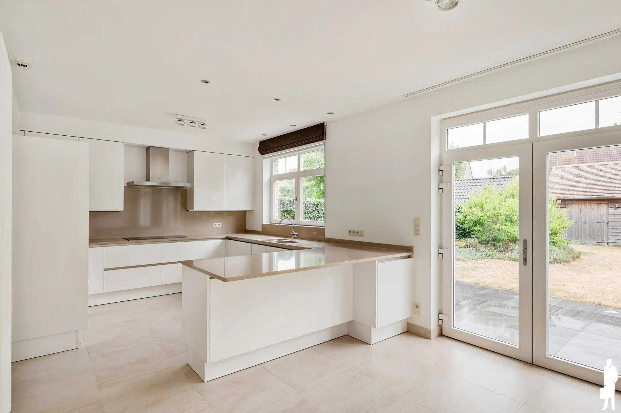 Goed onderhouden woning met 5 slaapkamers, 2 badkamers en een tuin centraal gelegen in Stabroek foto 8