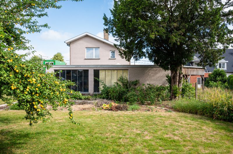 Zeer degelijke woning met veel potentieel foto 2