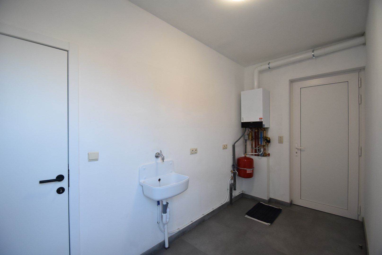 * * WACHTLIJST VOLZET * * Zeer grondig en geslaagd gerenoveerde woning met terras en dubbele autostandplaats foto 17