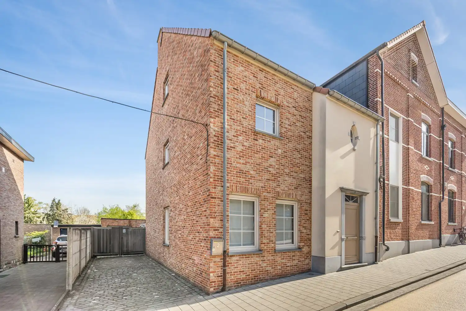 Goed gelegen, halfopen en energiezuinige woning met 3 slaapkamers, een bureau en een oprit met een garage te Kessel-Lo! foto {{pictureIndex}}