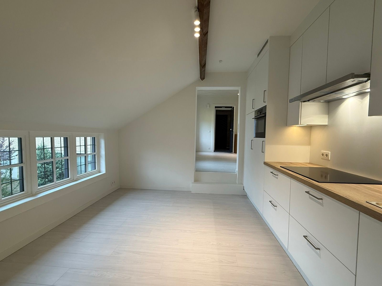 Karaktervol, volledig instapklaar appartement foto {{pictureIndex}}