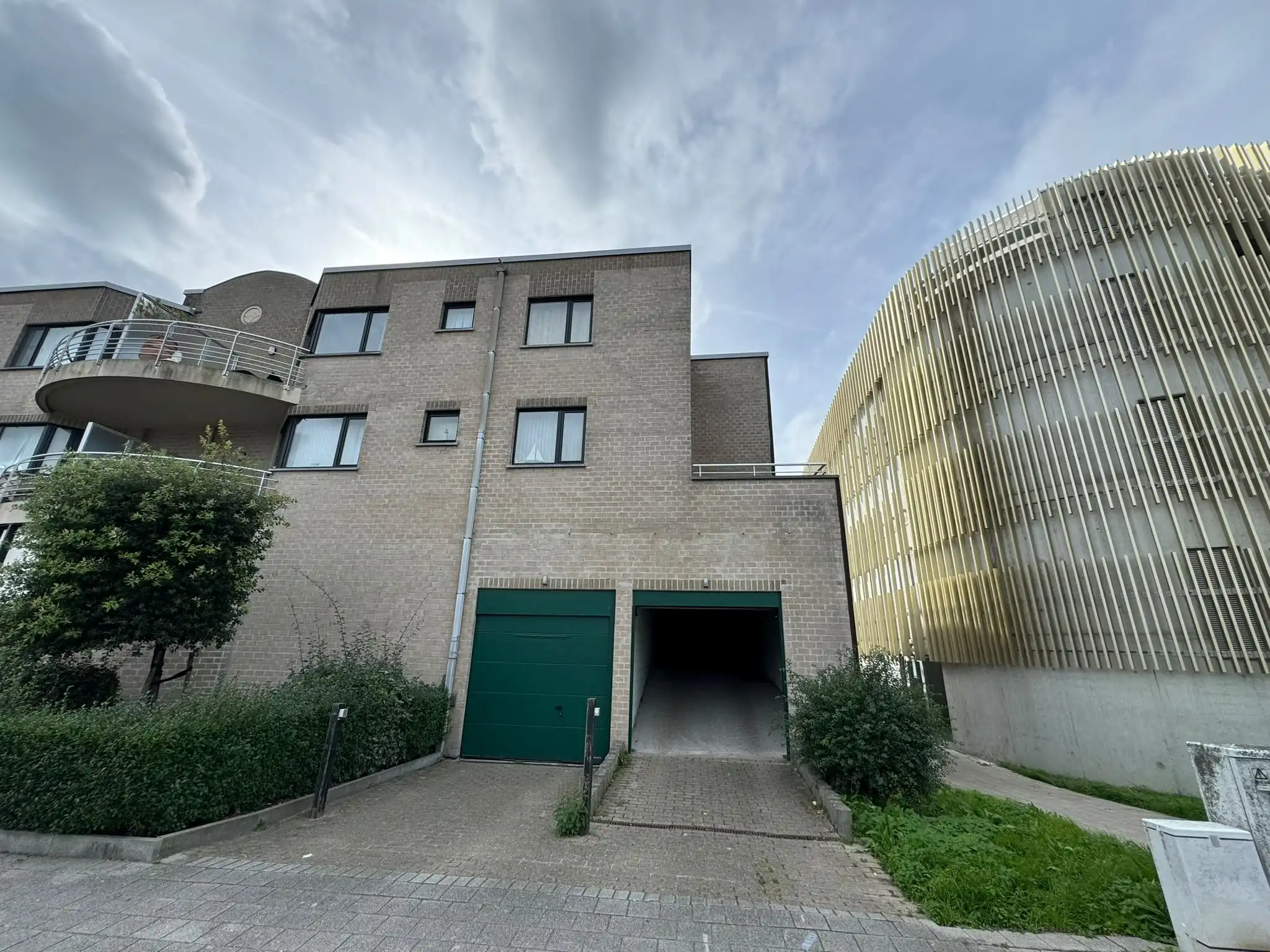 Praktische garage foto {{pictureIndex}}