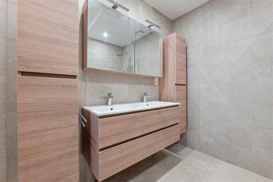 RUIM GELIJKVLOERS APPARTEMENT MET 3 SLKS EN EEN STAANPLAATS OP WANDELAFSTAND VAN HET CENTRUM VAN SINT-TRUIDEN foto 25