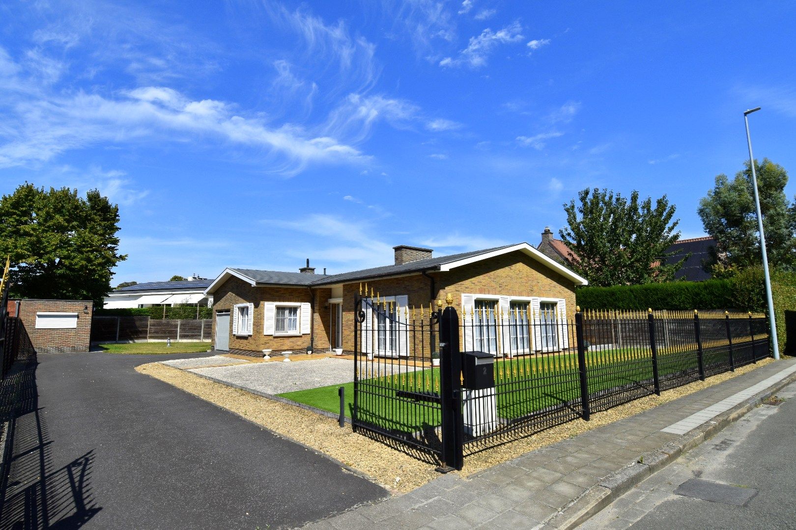 Hoofdfoto van de publicatie: Alleenstaande bungalow met tuin en garage te koop op een bereikbare locatie te Harelbeke