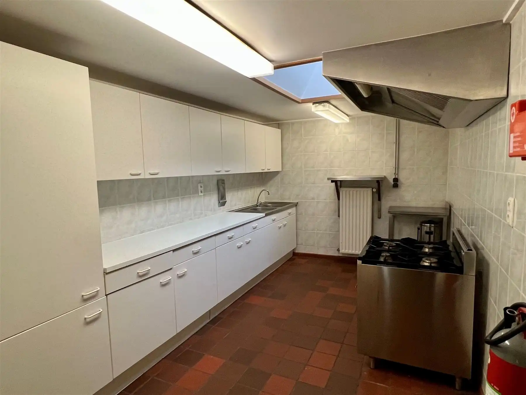 Veelzijdig en ruim commercieel pand met woonst foto 3